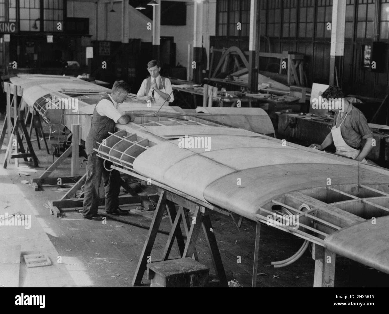 Für den Flug nach Neuseeland – Arbeiten am Flügel des Codocks, dem zweimotorigen Eindecker, der am Cockatoo Dock fertiggestellt wird. Der Geschwader-Führer T. W. White sagte bei seiner jüngsten Ankunft aus Neuseeland, er erwarte, dass dieses Flugzeug von Sir Charles Kingsford-Smith und sich selbst verwendet wird, um nach Neuseeland zu fliegen. 22. November 1933. Stockfoto