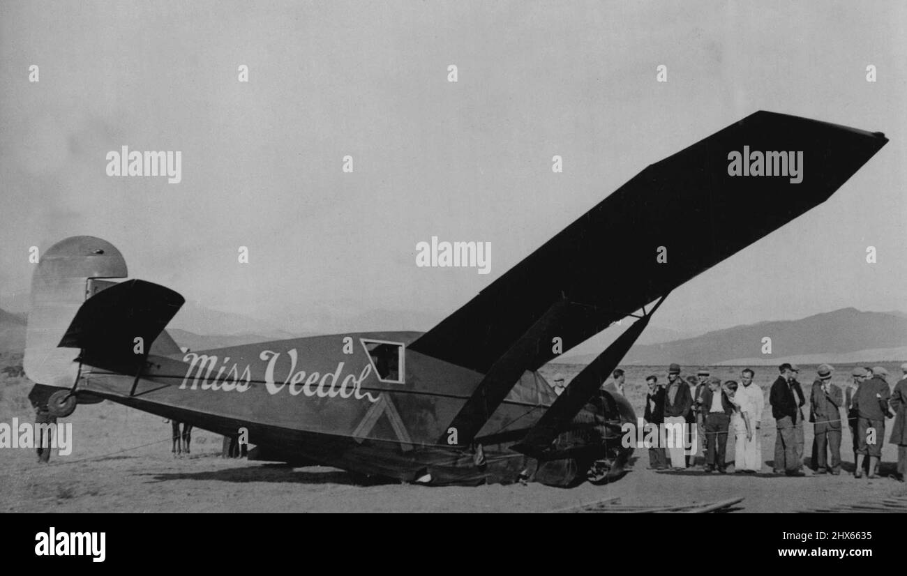 Ziel des ersten Pacific Flight -- das Flugzeug, nachdem es in Wenatchee gelandet war. Das von Clyde Pangborn und Hugh Herndon Jr. pilotierte Flugzeug „Miss Veedol“, das kurz nach der Landung in Wenatchee, Washington, fotografiert wurde, nachdem es den ersten Nonstop-Flug von Japan nach Amerika absolviert hatte. Kurz nach ihrer Abreise aus Japan haben sie ihr Fahrwerk abgeworfen, um ihre Ladung zu erleichtern, was die Landung am Zielort zu einer sehr prekären Situation machte. 16. Dezember 1931. (Foto von Daily Mirror). Stockfoto