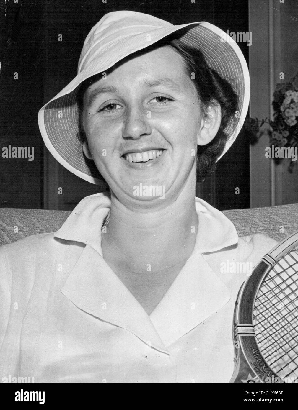 Rising Star: Nancye Wynne (oben), 21-jährige australische Tennisstar, deren akkurates Spiel sie zum Finale des Essex County Women's Invitation Turniers brachte, wird am 19. August in Manchester, Massachusetts, gezeigt, wo sie darauf wartete, Alice Marble am nächsten Tag für den Titel zu treffen. Miss Wynne ist ein Neuling der Tennisfans in diesem Land. 19. August 1938. (Foto von Associated Press Photo). Stockfoto