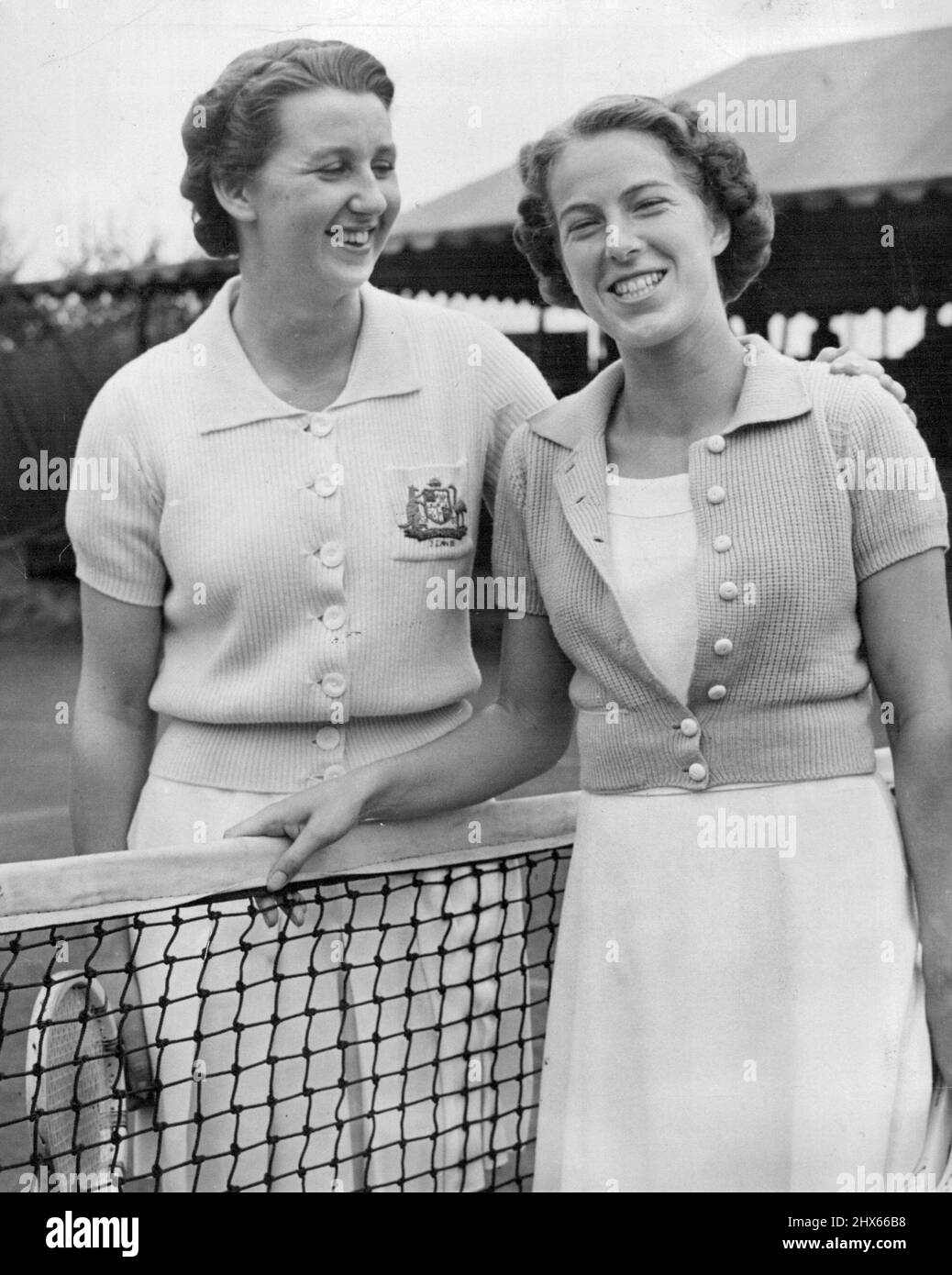 Wynne-Gewinnerin: Miss Nancy Wynne (links), australische Tennisstar, und Miss Margot Lumb aus Großbritannien, die Helen Jacobs bei den aktuellen US-Tennismeisterschaften in Forest Hills eroberte, die nach dem Spiel vom 15. September gezeigt wurden, das Miss Wynne gewann und ins Halbfinale ging. 15. September 1938. (Foto von Associated Press Photo). Stockfoto