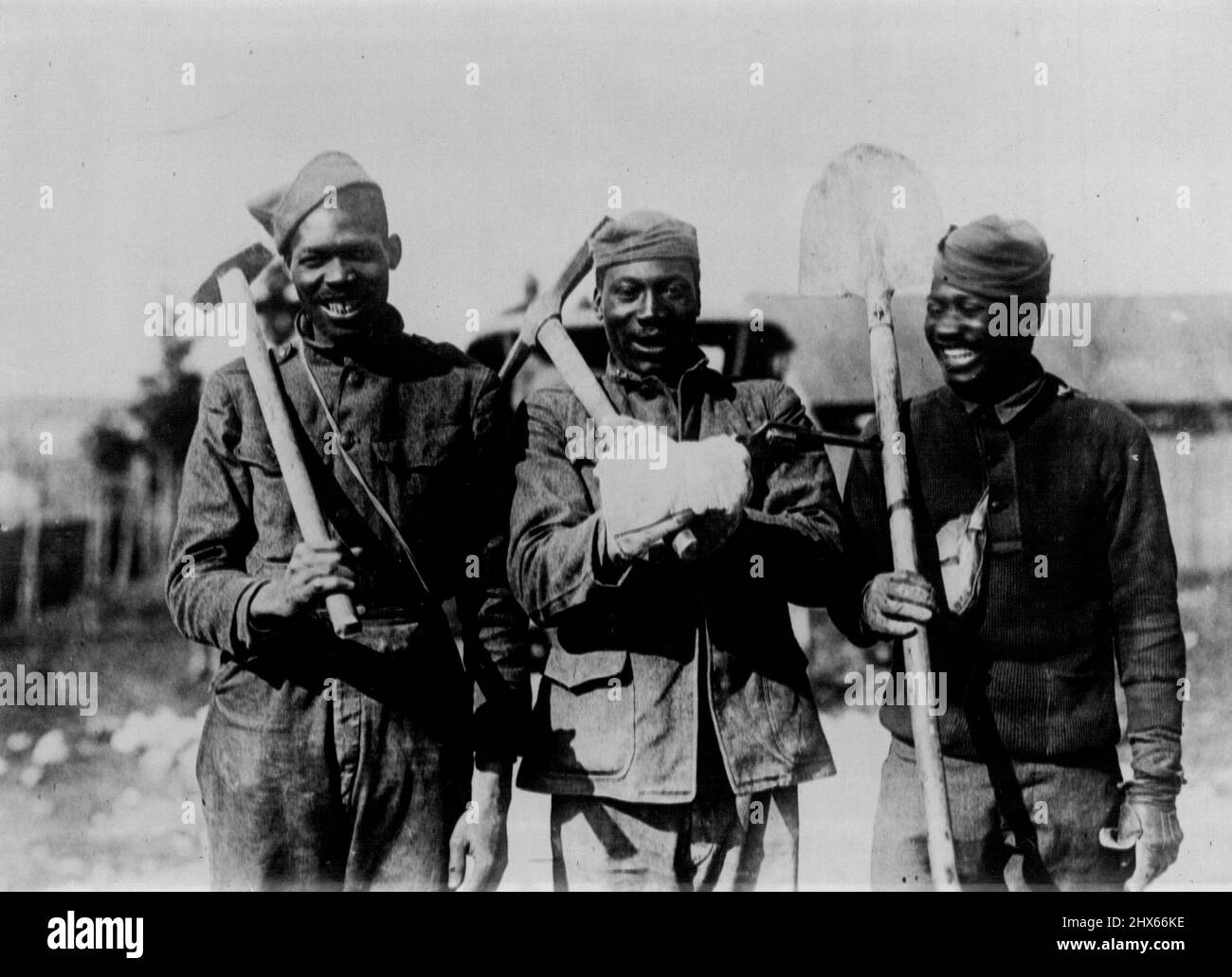 Mit Der Amerikanischen Expeditionary Force In ***** -- drei glückliche Neger des amerikanischen Eisenbahnbaus ***** . 10. Juli 1918. (Foto von S.N. Ltd.). Stockfoto