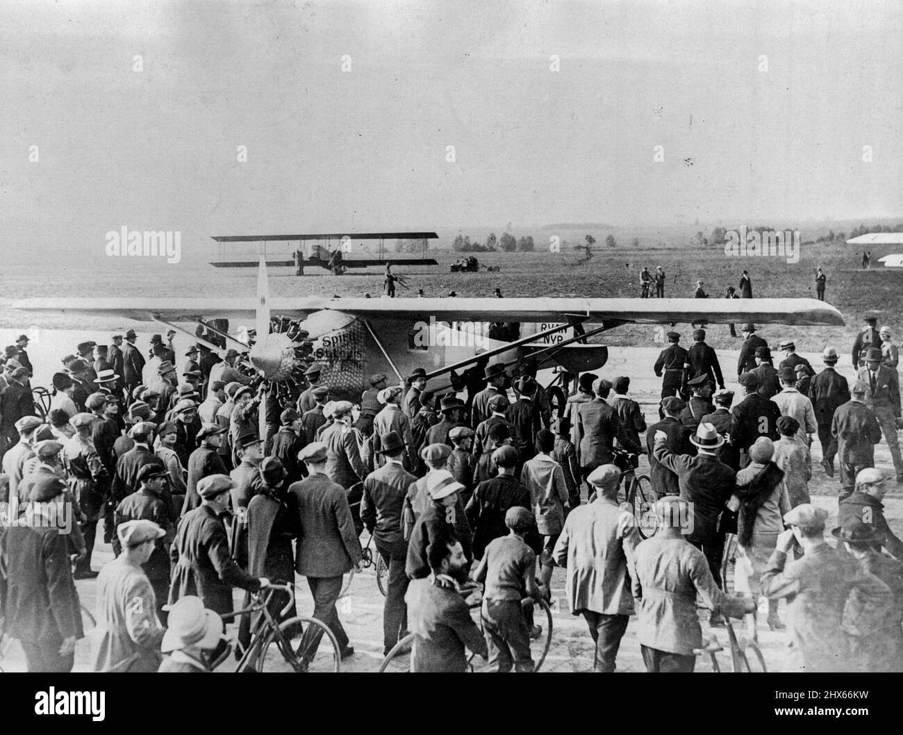 Die Menge strömte um den Geist des Flugzeugs von St. Louis, als Kapitän Lindbergh in Le Bourget ankam. 31.Mai 1927. (Foto von International Newsreel Photo). Stockfoto