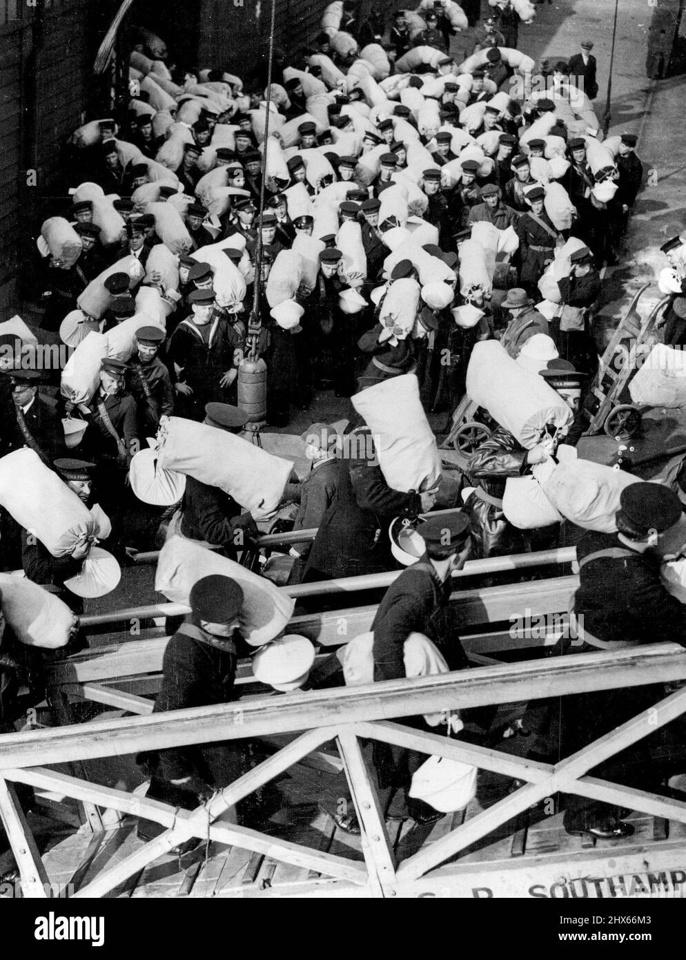Blaujacken fahren zur China Station -- Naval-Ratings, die ihre Koffer tragen, am Kai von Southampton, als sie heute auf der 'Dilw Ara' einschifften, auf dem Weg zum chinesischen Marinestützpunkt. 24. Februar 1938. (Foto von Keystone). Stockfoto