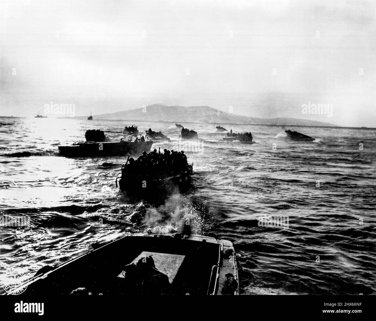 Mit Neuseeländern beladen, fahren Invasionsboote zum Ufer der Insel Vella Lavella, während leere Boote für mehr Männer zu den Transporten zurückkehren. 28. Oktober 1947. (Foto: US Army Signal Corps Photo). Stockfoto