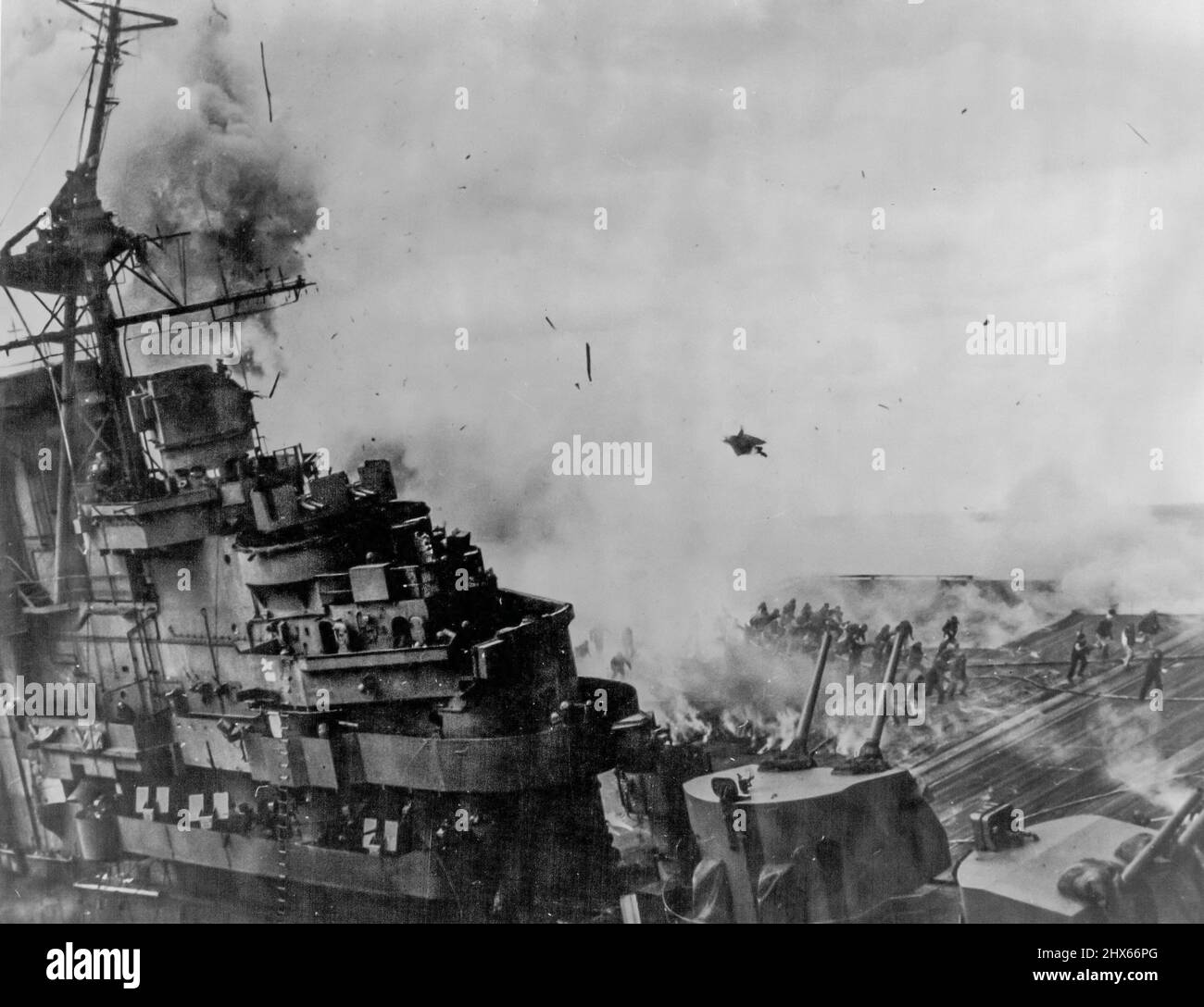 Crippled U.S. Aircraft Carrier vervollständigt Saga of Sea -- am 19. März 1945, die U.S.S. Franklin, ein Frachtführer der Essex-Klasse, wurde von feindlichen Bomben getroffen, während er an Luftangriffen auf die japanische Flotte in der feindlichen Binnenmeer teilnahm. Die Fluggesellschaft, die weniger als 60 Meilen (96 km) von der japanischen Küste entfernt war und viele ihrer Flugzeuge voll bewaffnet und betankt war, wurde von einem japanischen Tauchbomber angegriffen, der zwei Treffer mit einer Vierteltonnenpanzerbrechenden Bombe erzielte. Das Schiff war bald ein Flammeninferno mit Stockfoto