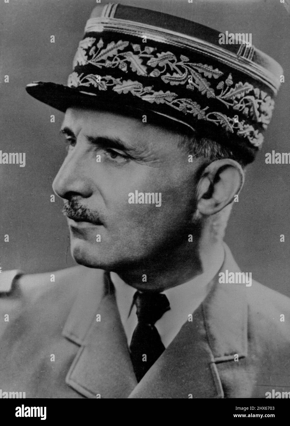 Leiter des französischen Dienstes: General Henri Zeller -- Militärgouverneur von Paris; Generalinspekteur der französischen Reserven. (Territorialarmee). 12. April 1954. (Foto von Kamera Drücken Sie). Stockfoto