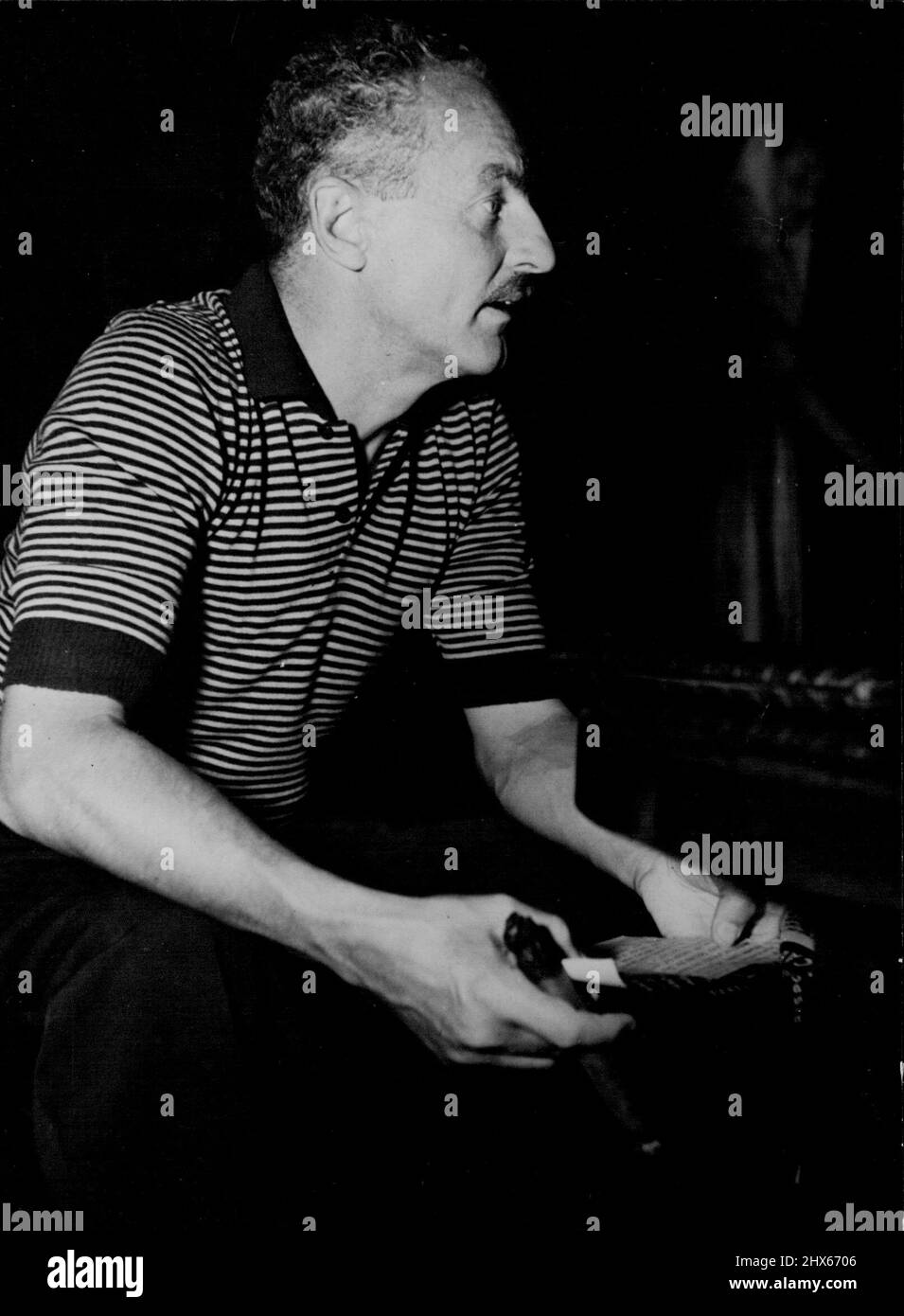 Darryl Zanuck - Chief of Twentieth-Century Fox, führender Produzent von Hollywood-Filmen. Trägt gerne Kurzarm-Trikots, raucht große Zigarren, hat eines der höchsten Einkommen der Welt. 20. Dezember 1948. (Foto von Kamera Drücken Sie). Stockfoto
