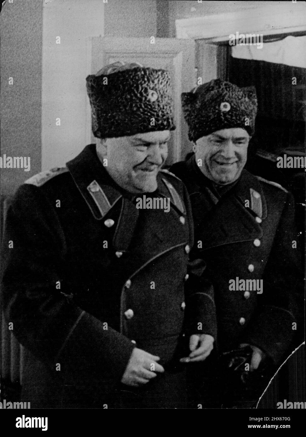 Führer des Sowjetrußlands: Marschall Bulgarisch und Marschall Schukow -- Marschall Bulgarisch, links, ist Premierminister der UdSSR, und Marschall Schukow ist Verteidigungsminister. 3. Juni 1955. (Foto von Kamera Drücken Sie). Stockfoto