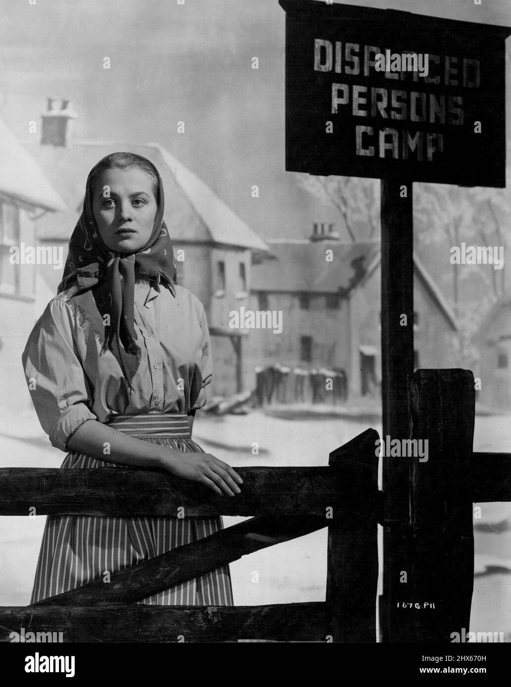 Mai Zetterling hat die Rolle der Hildegard, einer Vertriebenen, die Hendlmann, das Lager schikanierte und S.S. ***** wollte , Nimmt sich gewaltsam als seine Tochter an, um seine eigene Namensänderung zu vertuschen. Miss Zetterling trägt einen rot-weiß gestreiften Dirndl-Rock im Bauernstil mit einer Biskuit-Hemdbluse. Sydney Boxs Gainsborough-Bild „Portrait from Life“ wurde in den Bush Studios von Sheperd gedreht, produziert von Antony Darnborough und Regie führte Terry Fisher. Eagle-Lion Distribution. 02. März 1950. (Foto b Stockfoto