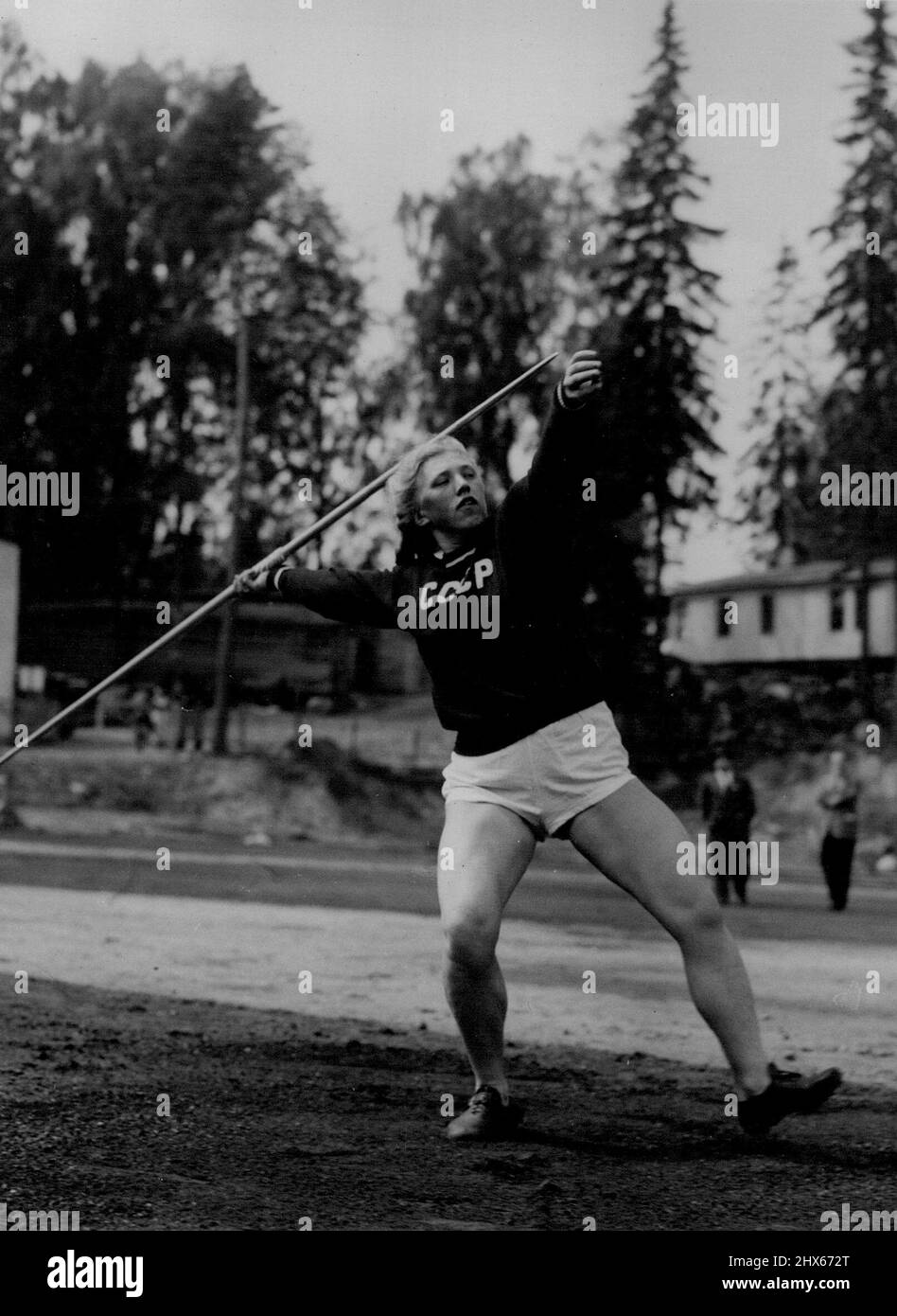 Werfen für Russland - die blonde Galina Shabina, die russische Speerwerfer-Werferin, die während des Trainings im Lager Otanismi in der Nähe von Helsinki gesehen wird, wo die Athleten des „Eisernen Vorhangs“ für die Olympischen Spiele untergebracht sind. 17. Juli 1952. Stockfoto