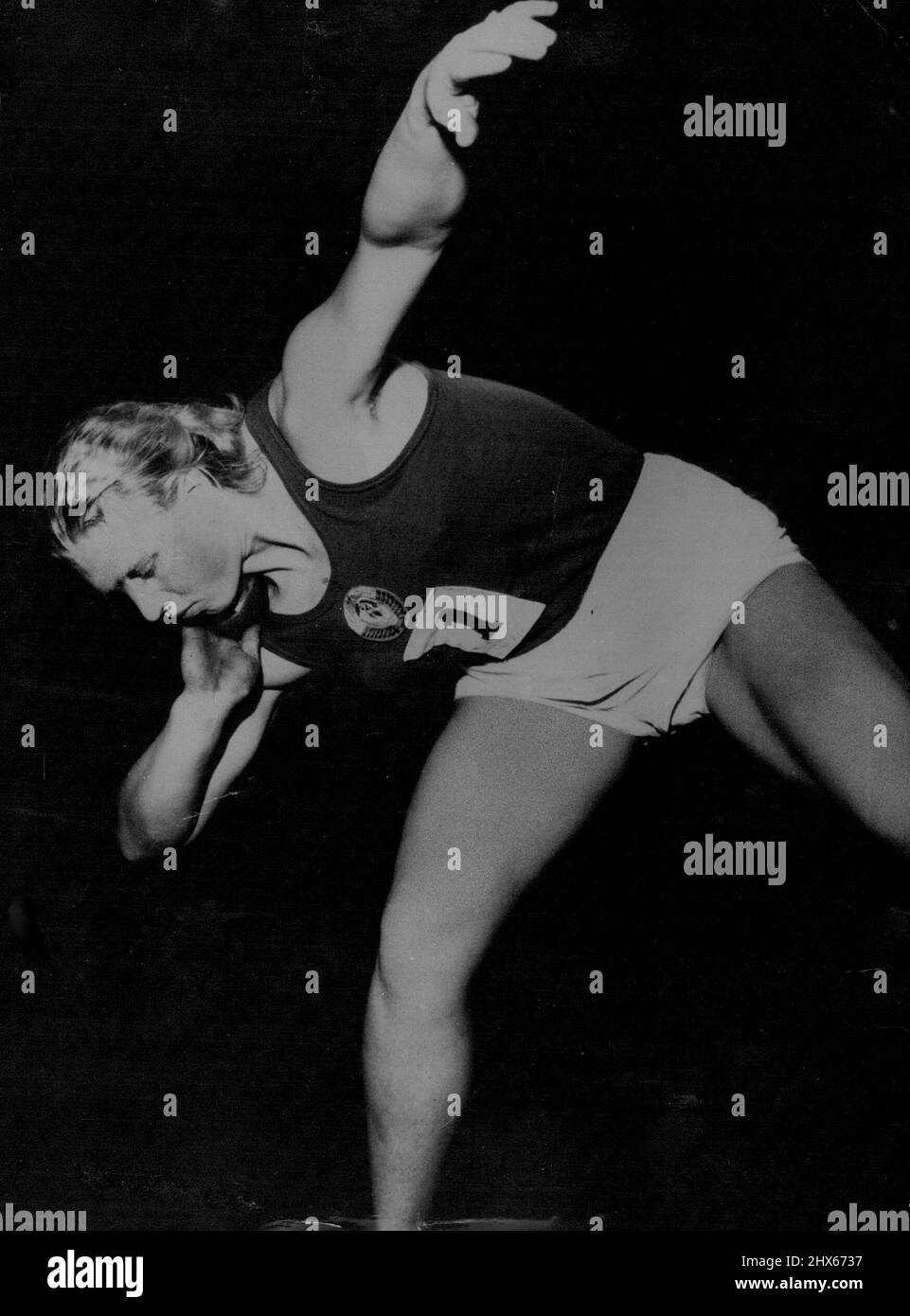 Galina Zybna aus Russland, die sich darauf vorbereitet, einen mächtigen Schuss zu starten. 3. Oktober 1953. (Foto von Associated Press Photo). Stockfoto