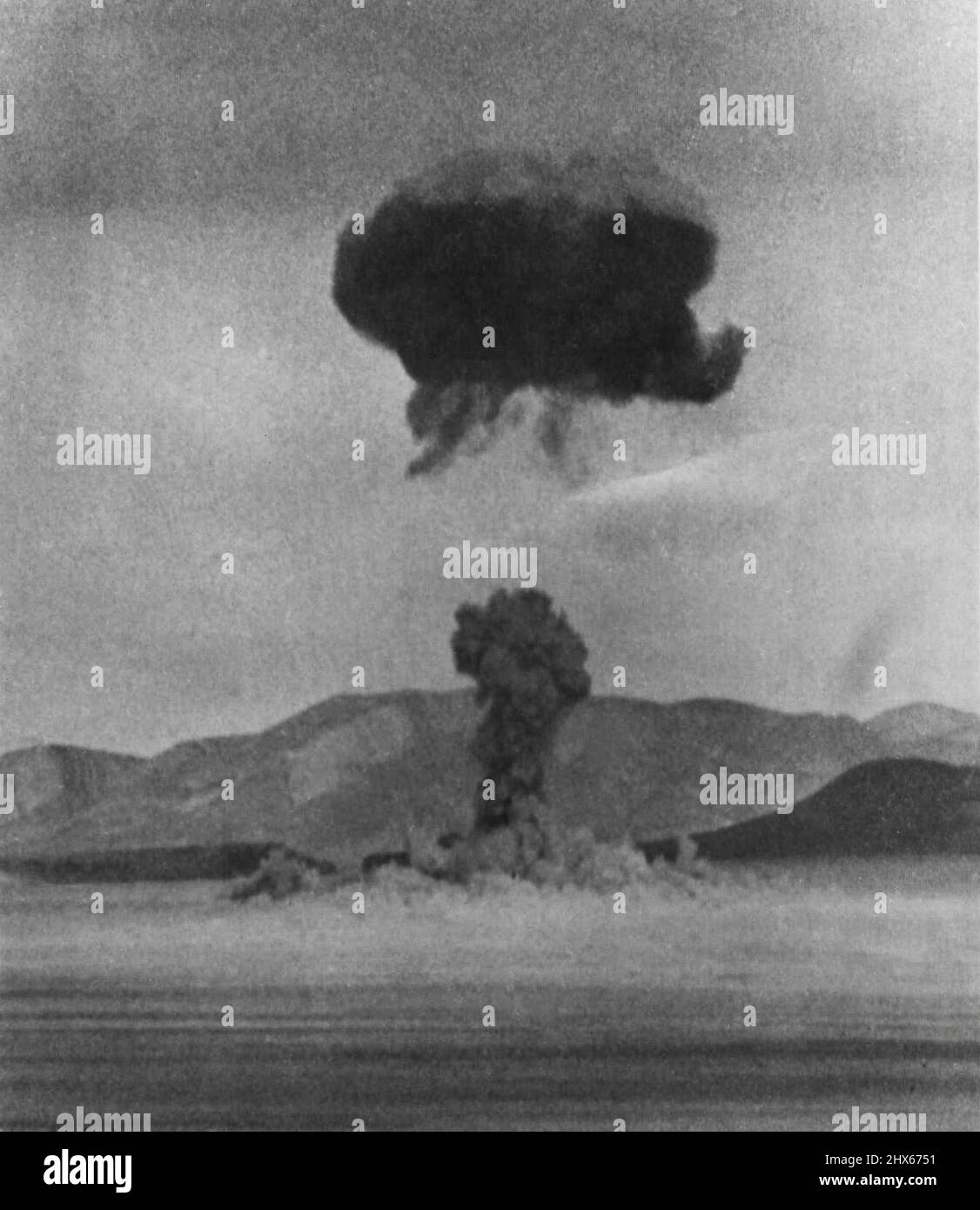 'Operation Teapot' -- der erste Schuss von 'Operation Teapot', der Serie der Kernwaffentests im Frühjahr 1955 am Testgelände von Nevada, sah so aus, kurz nach der Detonation heute Mittag. Die Kernwolke bildet sich aus dem Feuerball, während der Stamm in Richtung der Wolke gesaugt wird. 18. Februar 1955. (Foto von AP Wirephoto). Stockfoto