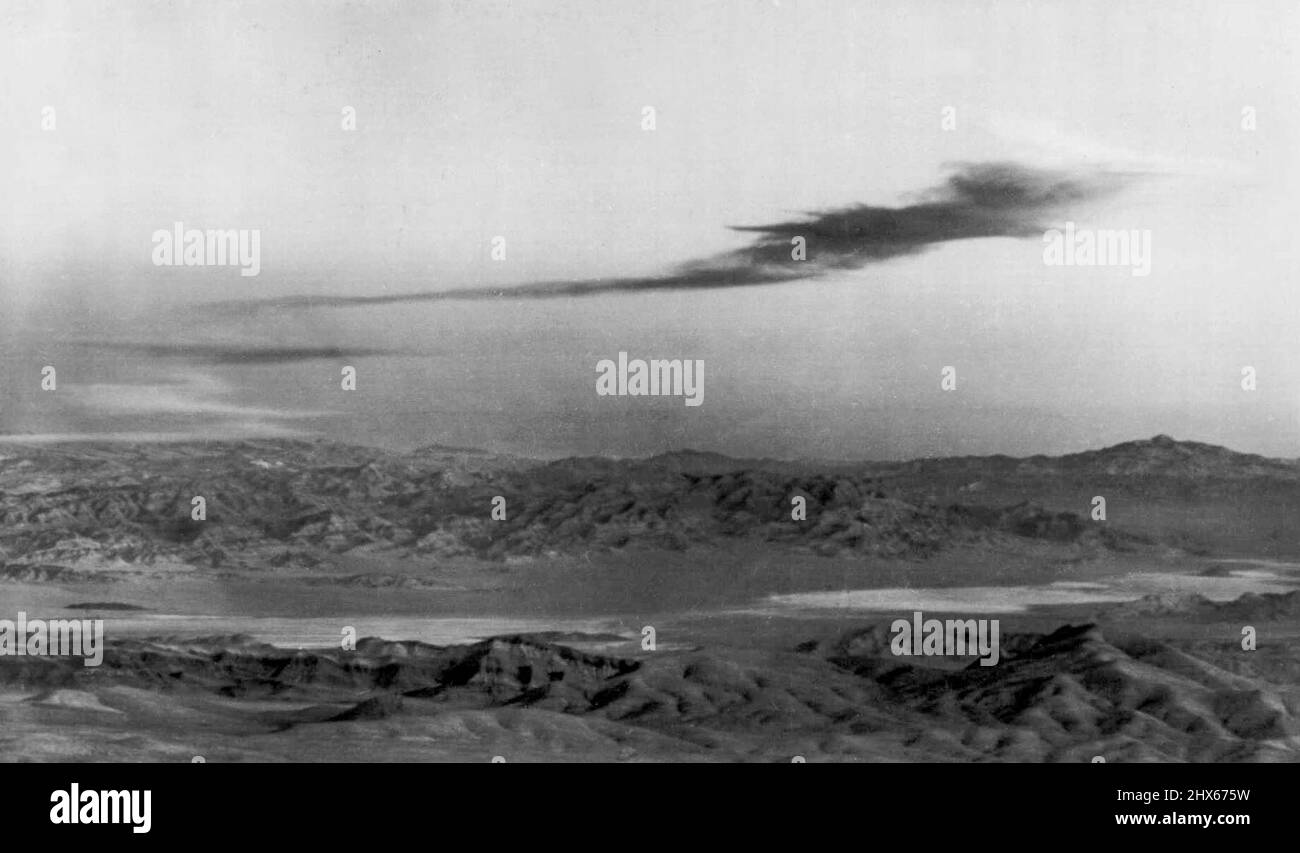 Atomwolke driftet nach Osten -- unter dem Impuls eines 30-Knoten-Windes driftet die Atomwolke der heutigen Explosion auf 27.000 Fuß nach Osten, wie vom Angels Peak auf Mt. Charleston. Das Gerät wurde von einem 300-Fuß-Turm in Yucca Flat 50 Meilen entfernt abgefeuert und ist das dritte der Serie 1955. 01. März 1955. (Foto von AP Wirephoto). Stockfoto