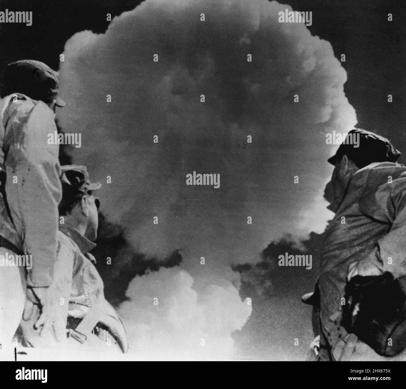 GIS Watch A-Blast -- Soldaten, die an der heutigen spektakulären Atomexplosion auf Yucca Flat teilgenommen haben, beobachten, wie die Atomwolke kurz nach der Detonation in den klaren Himmel Nevadas aufsteigt. Früher hatten sie Füchslöcher besetzt, die weniger als fünf Meilen von Ground Zero entfernt waren. 22. April 1952. (Foto von AP Wirephoto). Stockfoto