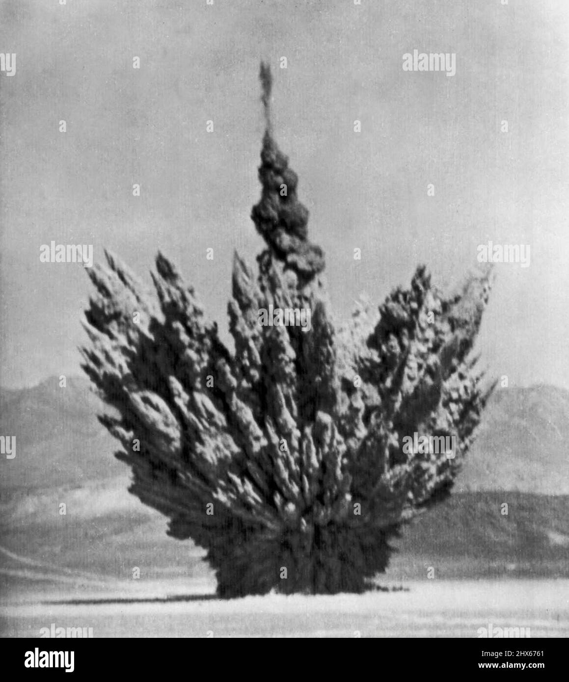 Underground A-Blast -- bei einem Staubefall entstand der heutige Underground A-Blast in Yucca Flat. Die Suboberflächendetonation ist die siebte in der aktuellen 'Teekannen'-Serie. Dieses Bild wurde auf dem Testgelände aufgenommen und von der Atomenergiekommission freigegeben. 23. März 1955. (Foto von AP Wirephoto). Stockfoto