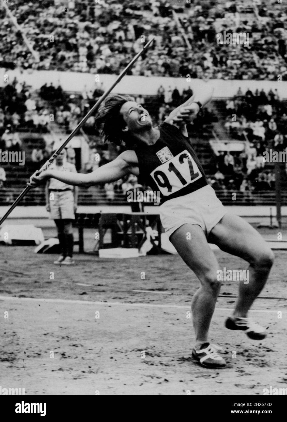 Zatopeks Frau gewinnt das Javelin-Event -- Dana Zatopkova, Ehefrau des tschechischen 5.000-Meter- und 10.000-Meter-Goldmedaillengewinners, warf den Speer während des olympischen Ereignisses im Olympiastadion. Sie gewann mit einem Wurf von 165 Fuß 7 Zoll. 25. Juli 1952. (Foto von Planet News Ltd.). Stockfoto