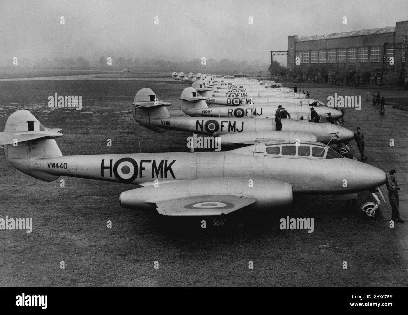 Die R.A.F. Advanced Flying School nutzt Jet-Flugzeuge. Diese 'Meteor 7'-Düsenjäger, die auf der Royal Air Force Station in dieser Stadt in Yorkshire aufgestellt sind, sind die neuen 'Flugzeuge, die für die Ausbildung junger Männer verwendet werden, die bestimmt sind, Piloten des Fighter Commando dieser Männer zu werden, Wer hier den einzigen Volljet-Kurs besucht, lehnte sich, um mit 600 Meilen pro Stunde zu fliegen und mit 5.000 Fuß pro Minute zu klettern. Die Advanced Flying School in Driffield beschäftigt sich ausschließlich mit der Berührung von Schülern zum Fliegen und zum Umgang mit Düsenjägern - den Stockfoto