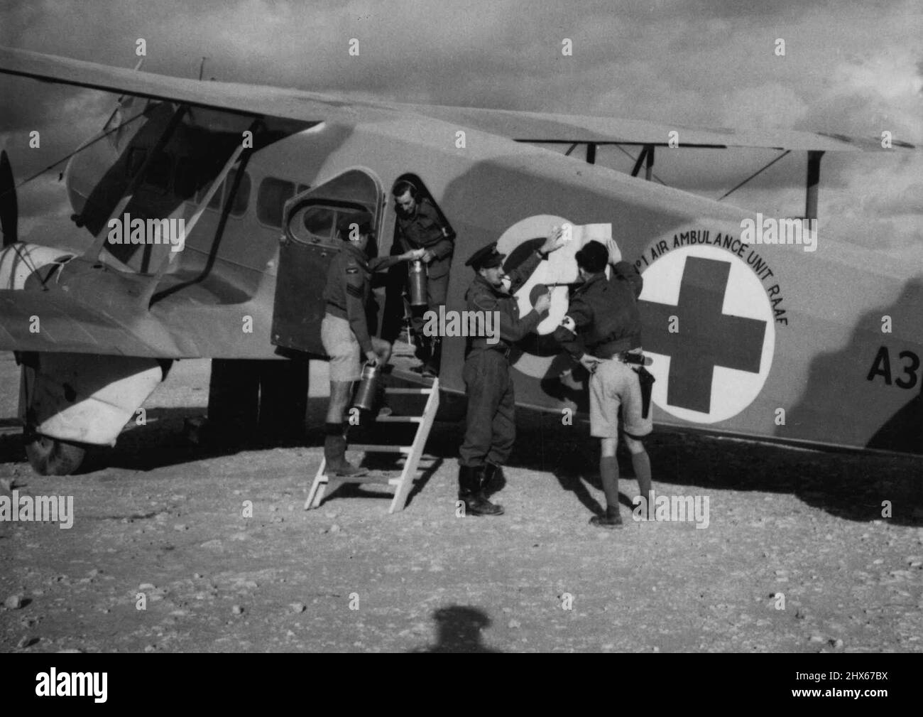 132 Luftfahrt - Rettungsflugzeuge (siehe auch: Mercy Flights, Hospital & Medical; Dr. M. Caldwell, Late, Dr. J. Flynn, Dr. A. Vickers). 11.Mai 1943. (Foto von A.I.F. Foto). Stockfoto