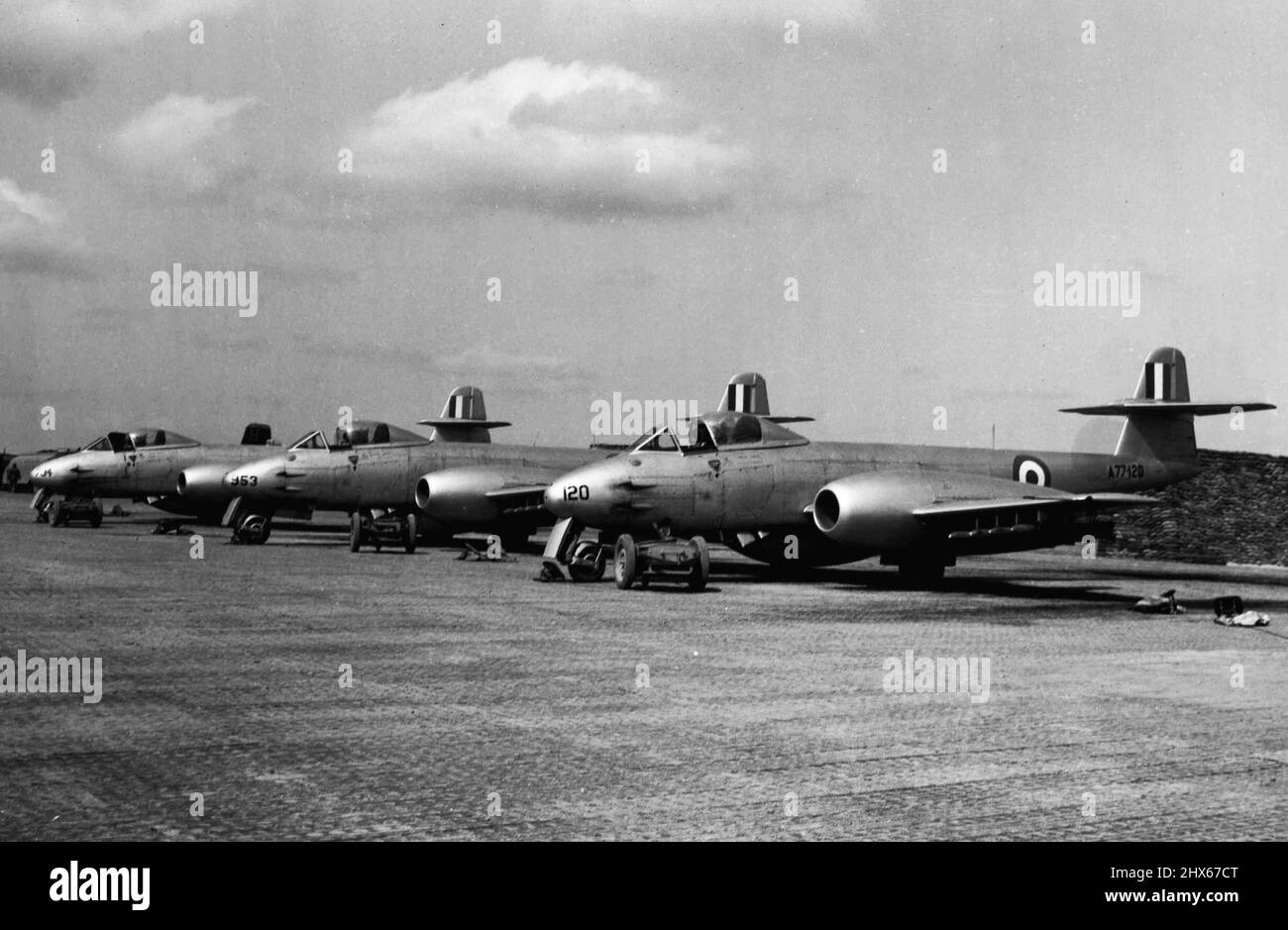 Ein Flug von Meteor-Düsenjägern der RAAF-Staffel 79 wird hier auf einem Flugplatz in Korea gezeigt, auf dem Piloten warten, die sie für einen Streik gegen kommunistische Ziele mitnehmen. Jeder dieser hart einschlagenden Meteore ist mit acht hochexplosiven Raketengeschossen ausgerüstet. Spät wurden die Meteors modifiziert, um sechzehn dieser Raketen zu tragen, um ihre Schlagkraft zu verdoppeln. 12. Januar 1955. (Foto von RAAF Official Photo). Stockfoto