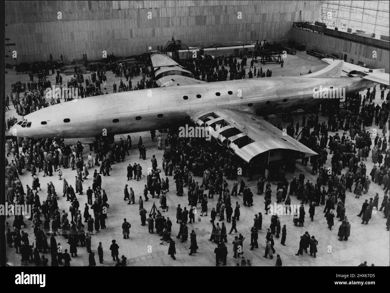 Das größte Flugzeug der Welt, Brabazon 1, überragt die Menge in Bristol (England), ***** Zeremonie. Der Brabazon hat eine Kraftstoffkapazität von 13.000 Gallonen und eine Flügelspannweite von ***** 120 Passagiere und eine Besatzung von 12 und hat eine maximale Geschwindigkeit von mehr als 300 Meilen ***** . 9. Oktober 1947. Stockfoto