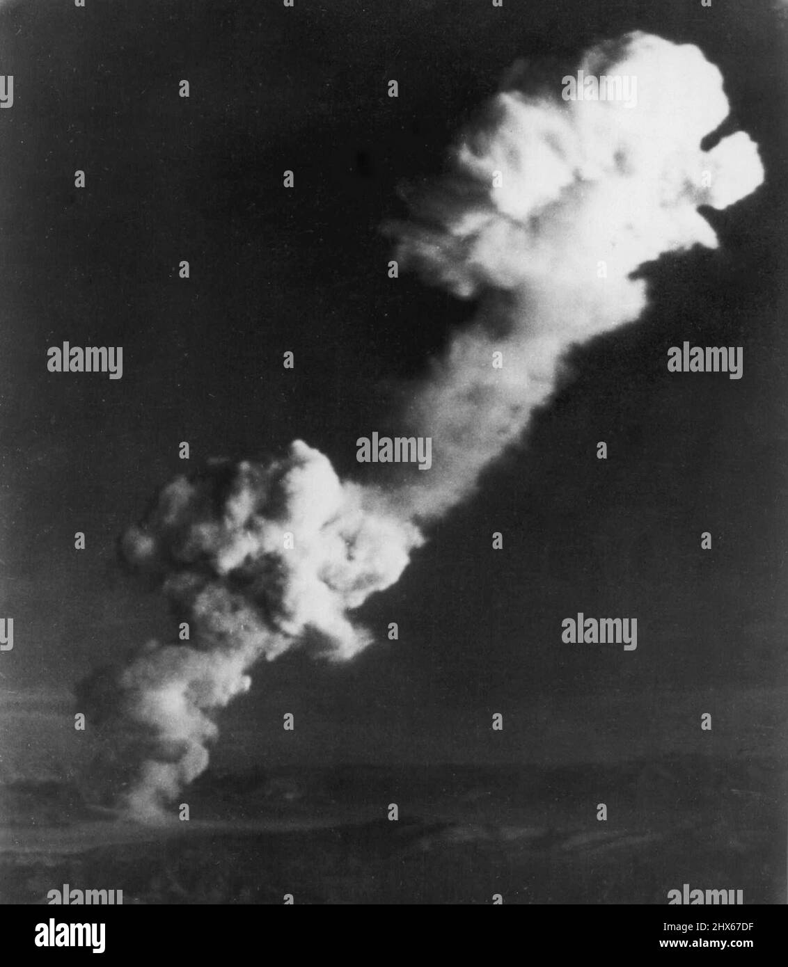 Neue Atombombe geht los -- Frühmorgenaufsteher haben diese Ansicht der Atomwolke erhalten, die sich gebildet hat, nachdem die AEC heute in ihrer Reihe von Frühjahrstests die zweite Atomexplosion aufsetzte. Das Bild wurde von Mt. Charleston etwa 55 Meilen von Yucca flach, wo der Test Explosion aufgetreten. 24. März 1953. (Foto von AP Wirephoto). Stockfoto