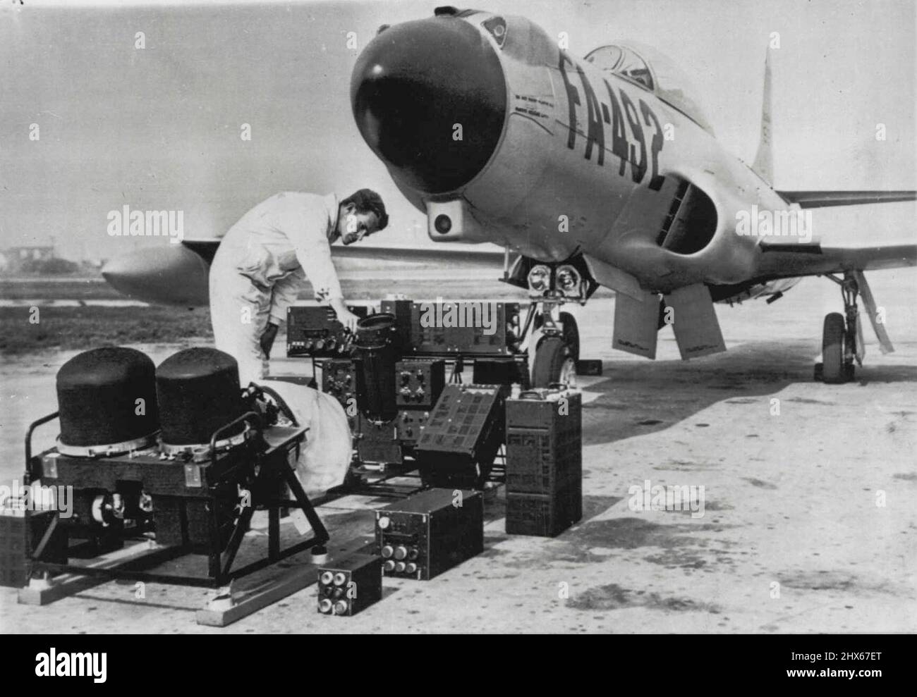 „Hirnläppchen“ von Elektronik suchen und zerstören System -- Vor diesem F-94-Abfangerflugzeug befinden sich die verschiedenen Teile des elektronischen Gehirns, die in dem „Seek-find-and-kill“-System verwendet werden, das es einem Abfanger ermöglicht, feindliche Flugzeuge unabhängig von der Sicht auf große Reichweiten zu lokalisieren, den Piloten zum Ziel zu leiten und die Bewaffnung zum richtigen Zeitpunkt zu starten. Das Geheimnis, wie es gemacht wird, wurde heute bei der Hughes Aircraft Co., Culver City, Kalifornien, enthüllt. 05. Oktober 1955. (Foto von AP Wirephoto Stockfoto
