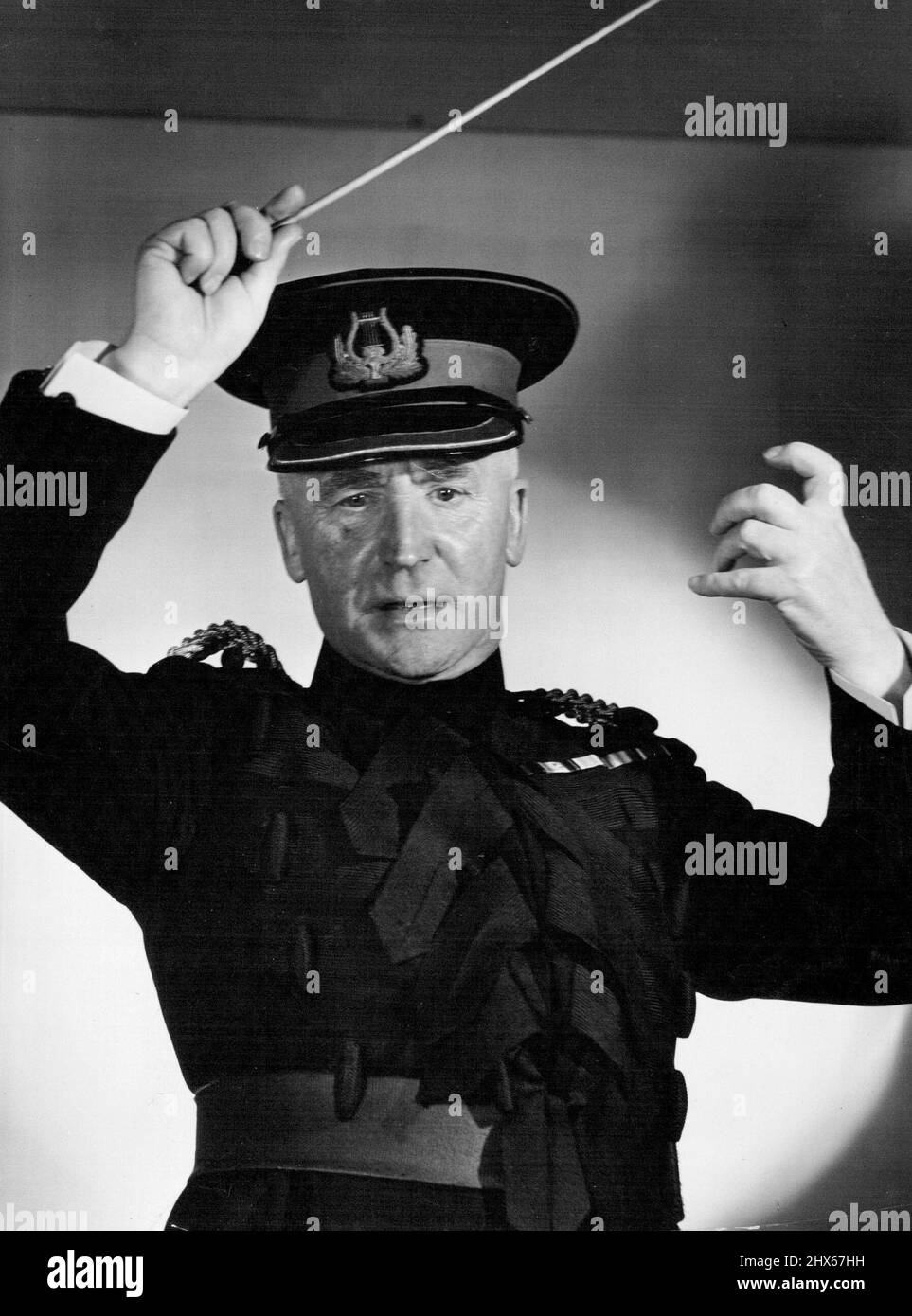 Stephen Yorke, Dirigent der ABC National Military Band, die am Sonntagnachmittag ihr Finale/Konzert im Sydney Town Hall geben wird. Die Band wurde aufgrund von Einschnitten in der Wirtschaft aufgelöst. 01. Januar 1951. (Foto von George Glvoer, Photo-Recording Studios). Stockfoto