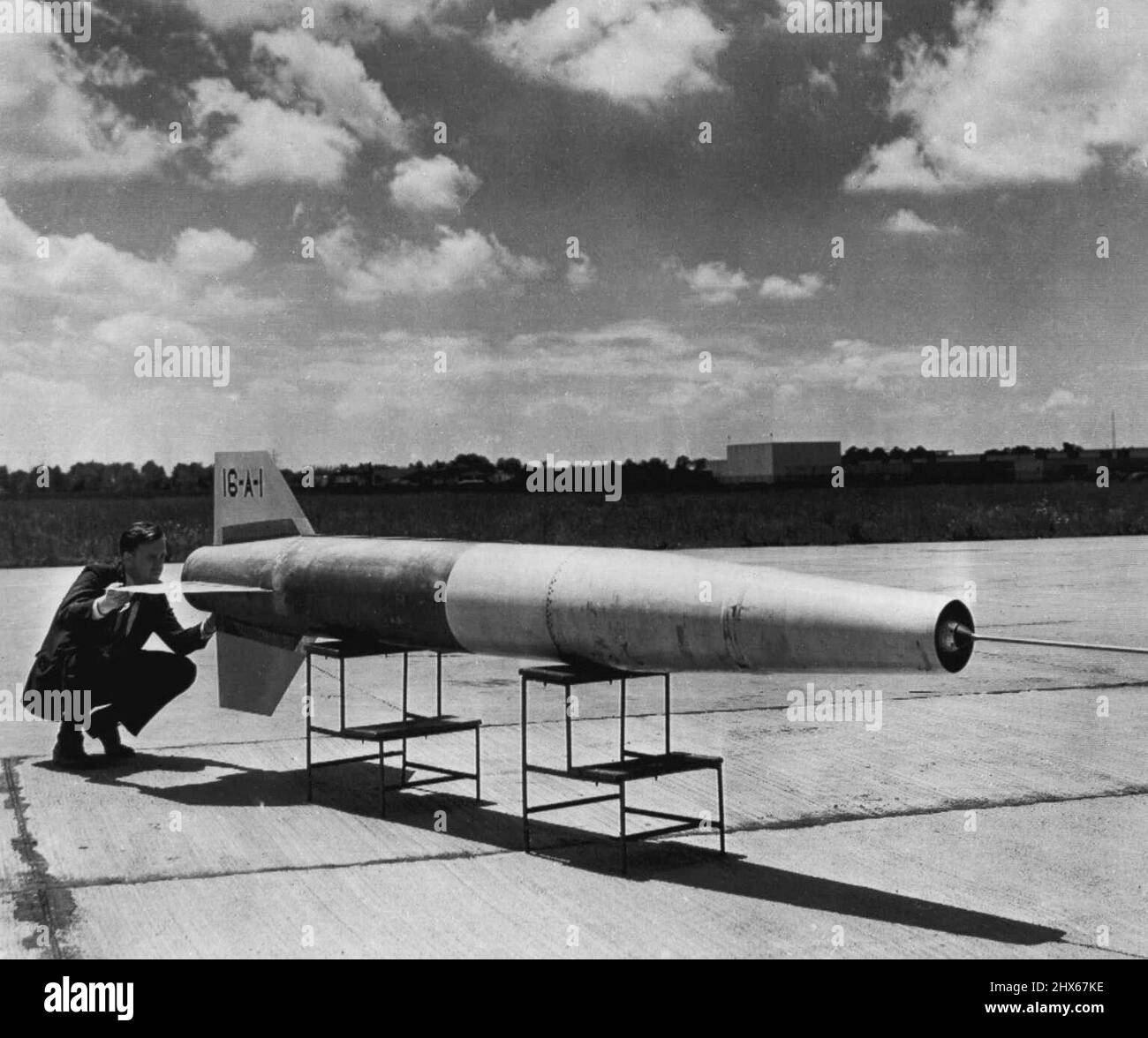 RAM-Jet-Testrakete -- oben gezeigt ist eine 16-Zoll-Rammstrahlrakete, die bei Falltests mit mehr als 1.600 Meilen pro Stunde getaktet wurde. Die Bekanntgabe erfolgte heute durch den Nationalen Beratenden Ausschuss für Luftfahrt. 28. September 1948. (Foto von AP Wirephoto). Stockfoto