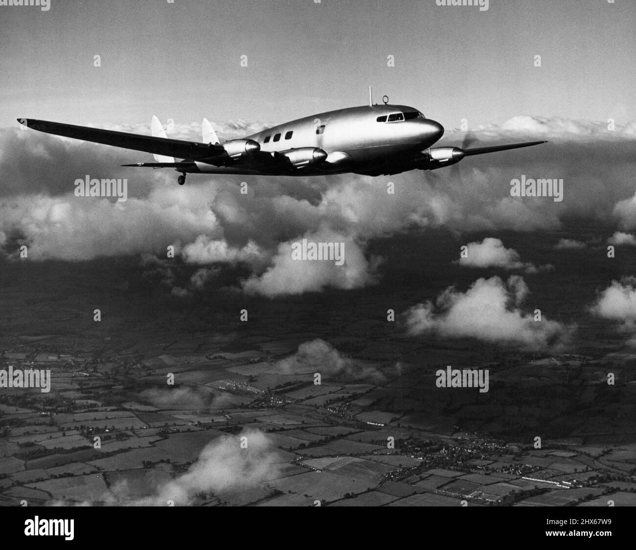 Großbritanniens neuestes Flugzeug -- Imperial Airways hat fünf De Havilland Albatross-Eindecker bestellt (vier Gipsy-zwölf 550 PS-Triebwerke), von denen jeder etwa 20 Passagiere und eine große Ladung Mails transportiert. Kreuzfahrt bei deutlich mehr als 200 m.p.h. (322 km/h.) der Albatross ist heute das schnellste viermotorige Verkehrsflugzeug der Welt. Das Foto zeigt den ersten Albatross über den Wolken zu Beginn der Höhenversuche, die durchgeführt wurden, um die Steigerungsrate, die erreichbare Decke und den Motor zu überprüfen Stockfoto
