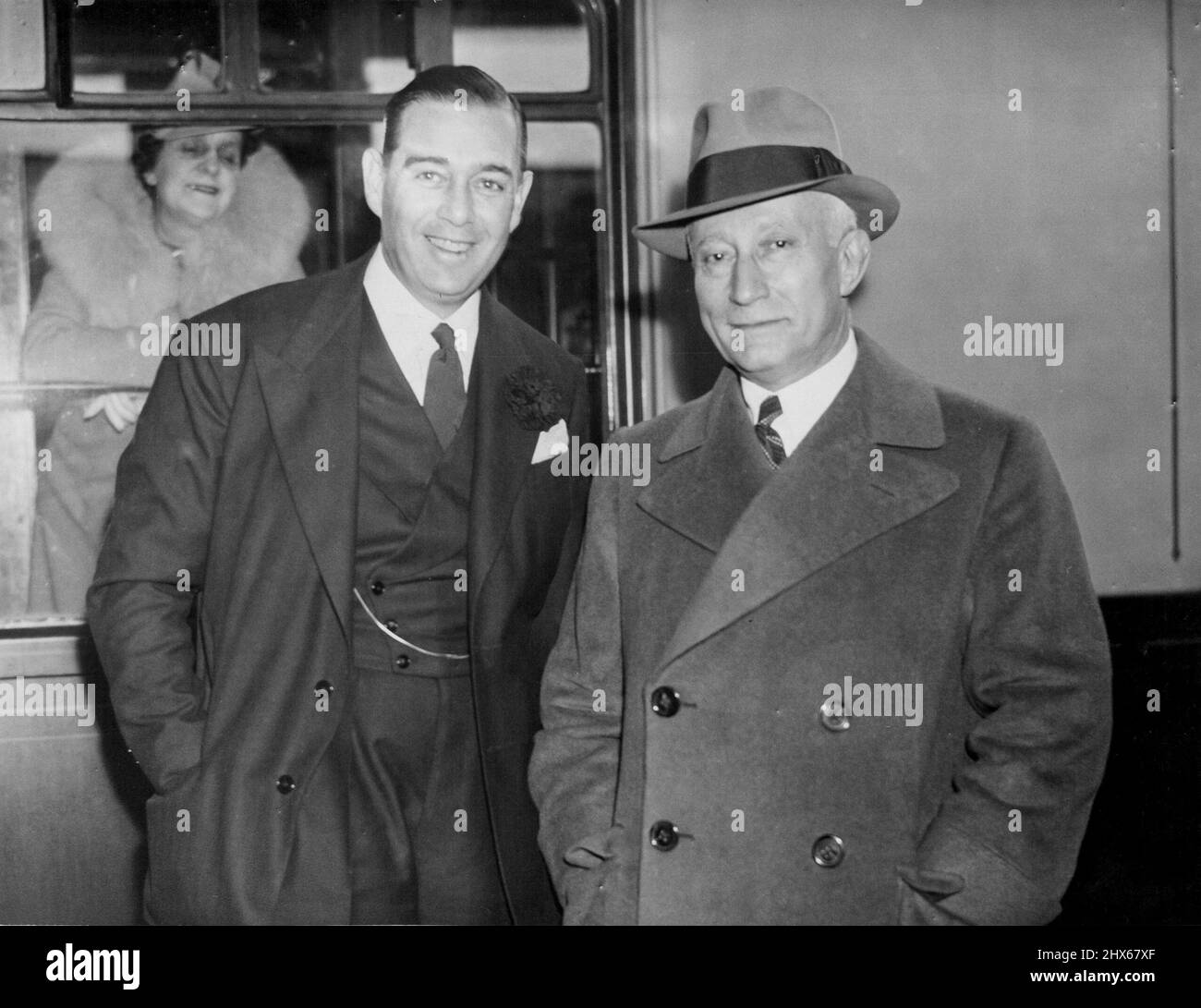 Filmchef kehrt nach Hollywood zurück - Herr Zukor unterhielt sich mit Morton Downey, dem Film- und Radiosänger, bevor er Waterloo verließ. Adolph Zukor, der Leiter der Paramount Film Corporation, verließ London mit dem Bootszug „Normandie“ nach Hollywood. Er hat Pläne für ein britisches Hollywood gemacht. 22. November 1937. (Foto von London News Agency Photos Ltd.). Stockfoto