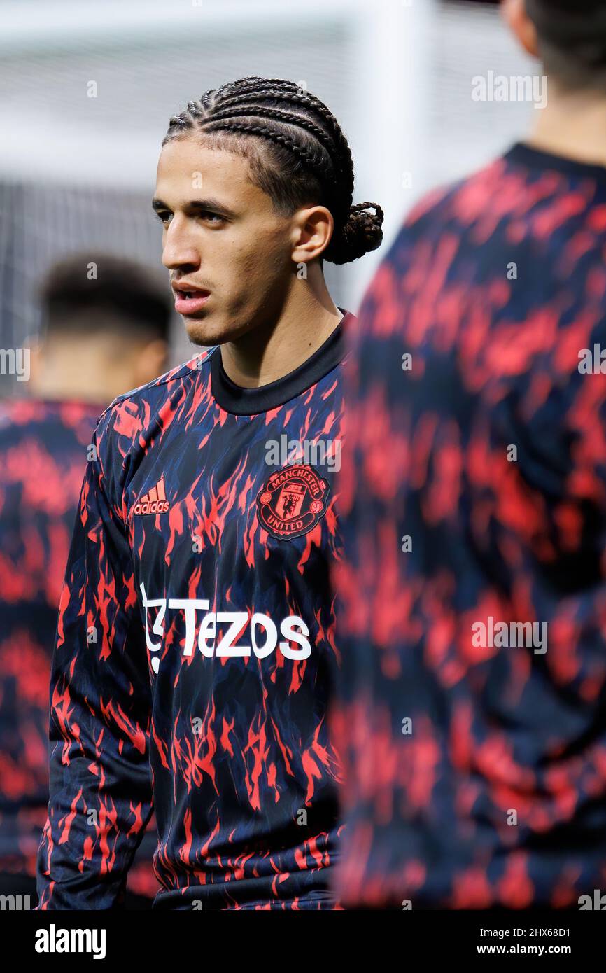 MADRID - 23. FEB: Hannibal Mejbri erwärmt sich vor dem Champions-League-Spiel zwischen Club Atletico de Madrid und Manchester United in der Metropolita Stockfoto