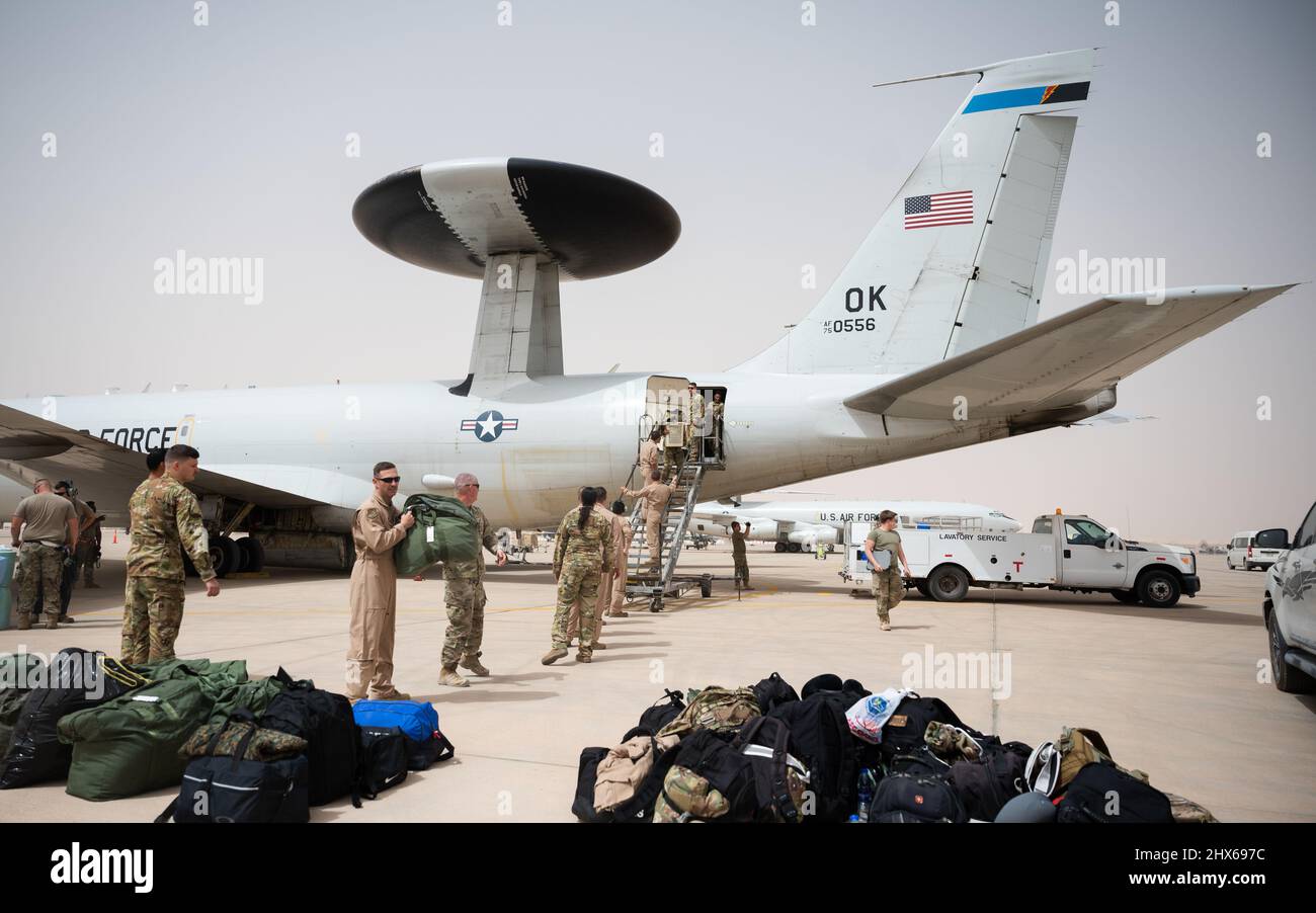 US Air Force Airmen vom 968. Expeditionary Airborne Air Control Squadron entladen Taschen von einer E-3 Sentry auf der Prince Sultan Air Base, Königreich Saudi-Arabien, 6. März 2022. Der EAACS 968. bietet Luft-, Befehls- und Kontrollfunktionen, Allwetterüberwachung und Kommunikation für die USA und ihre Koalitionspartner. (USA Luftwaffe Foto von Senior Airman Jacob B. Wrightsman) Stockfoto