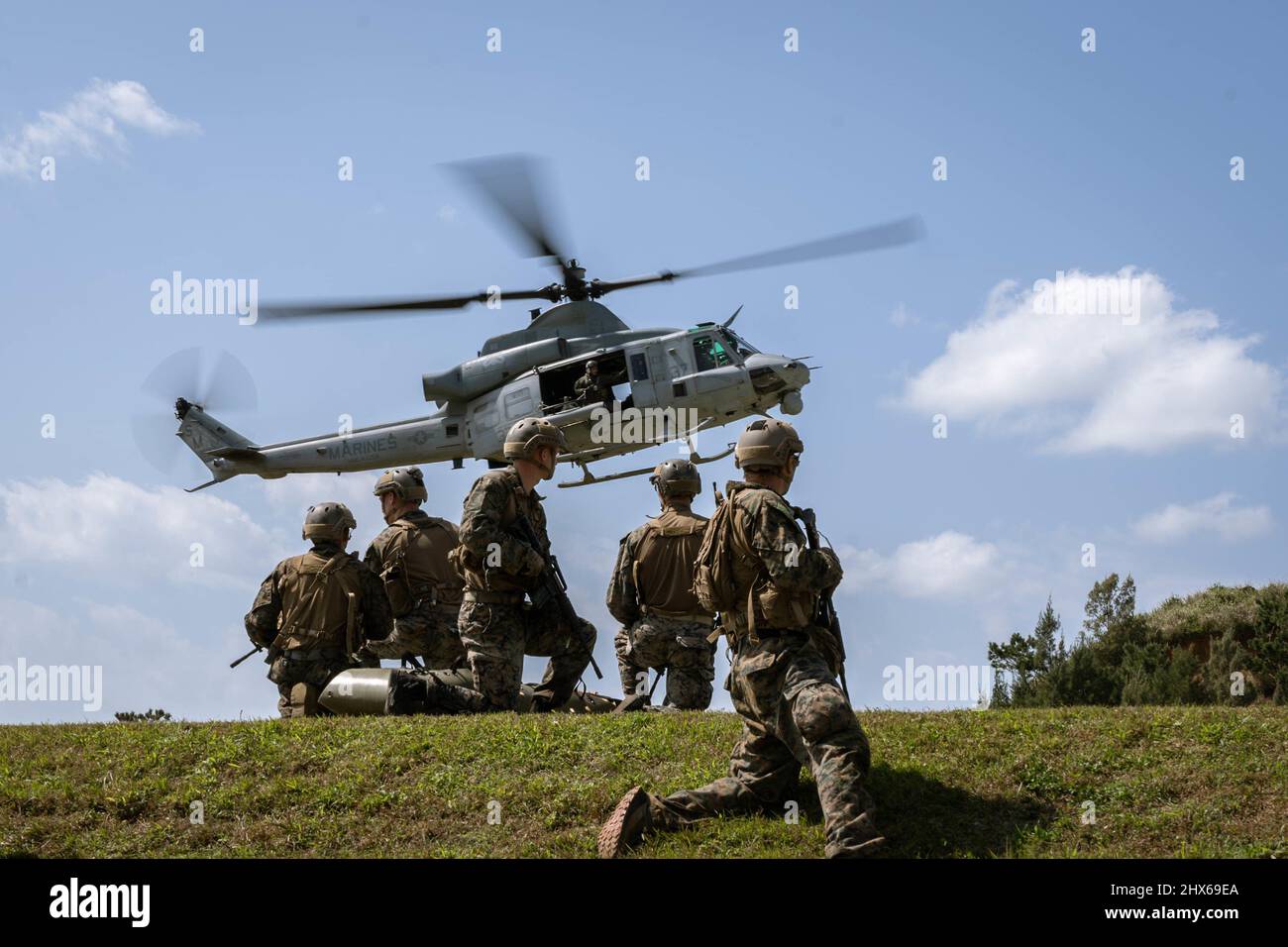 US-Marineinfanteristen mit 3D Aufklärungsbataillon, 3D 3 Marine Division, laden einen simulierten Unfall auf ein UH-1Y 2022-Gift, das während des Evakuierungstrainings auf Kin Blue, Okinawa, Japan, dem Marine Light Attack Helicopter Squadron (HMLA) 369 zugewiesen wurde. Die Evakuierungsschulung für Patienten wird durchgeführt, um die Leistungsfähigkeit und Reaktionsfähigkeit der Evakuierung zu erhöhen und sie in eine höhere Pflegestufe zu transportieren. (USA Marine Corps Foto von CPL. Jerry Edlin) Stockfoto