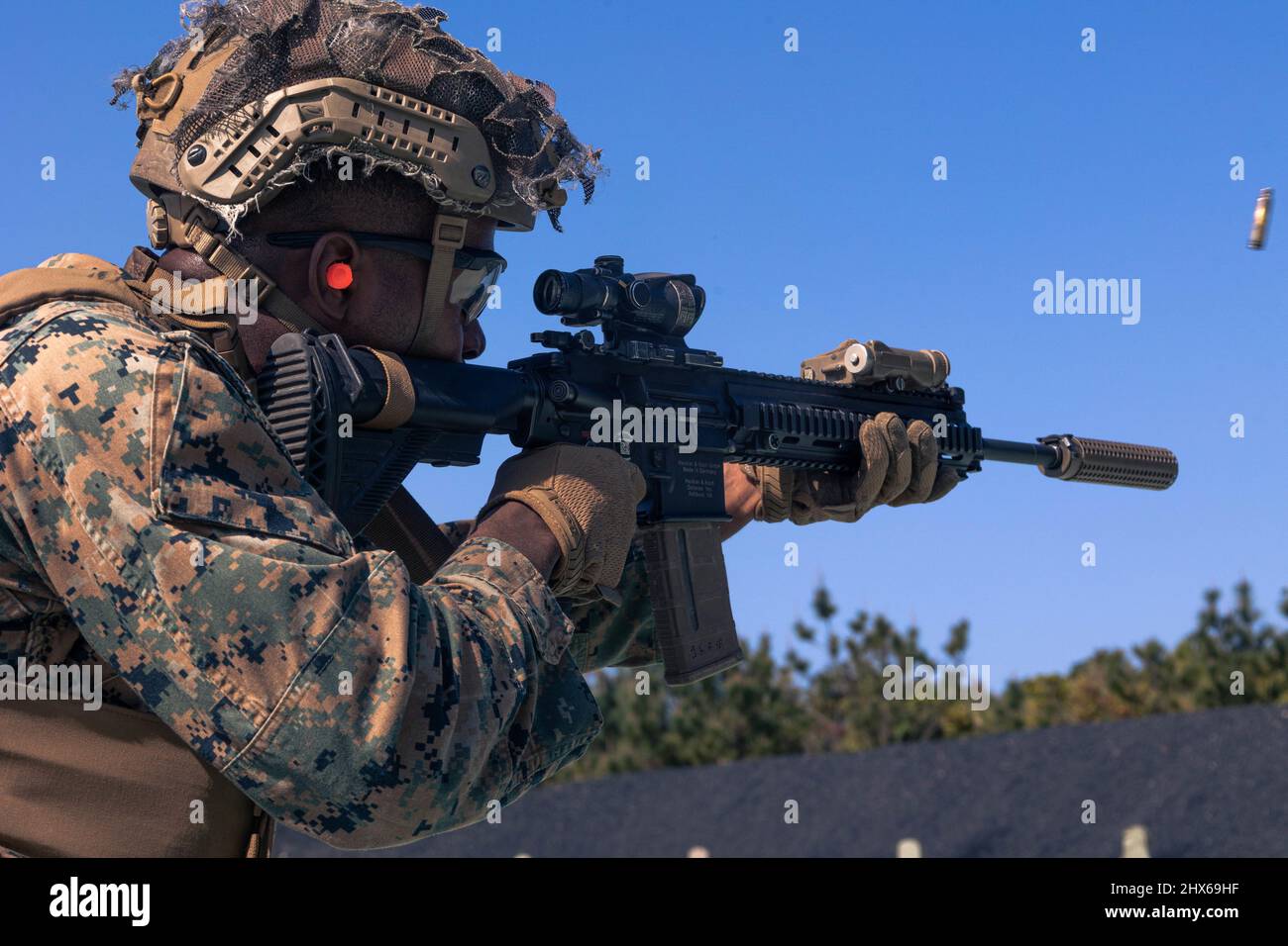 Eine US-Marine mit 1. Bataillon, 3D Marine Regiment, 3D Marine Division, feuert ein M27 Infanterie-Automatisches Gewehr, während sie Übergangsübungen auf Camp Hansen, Okinawa, Japan, durchführt, 3. März 2022. Dieses Training schärfte die Fähigkeiten der Marineinfanteristen im Kampf, indem sie Übergangs-Übungen durchführte und ihre Fähigkeiten beim Wechsel zwischen Primär- und Sekundärwaffen erhöhte. 1/3 wird im Indo-Pazifik-Raum unter 4. Marineinfanteristen als Teil des Unit Deployment Program eingesetzt. (USA Marine Corps Foto von CPL. Joshua Brittenham) Stockfoto