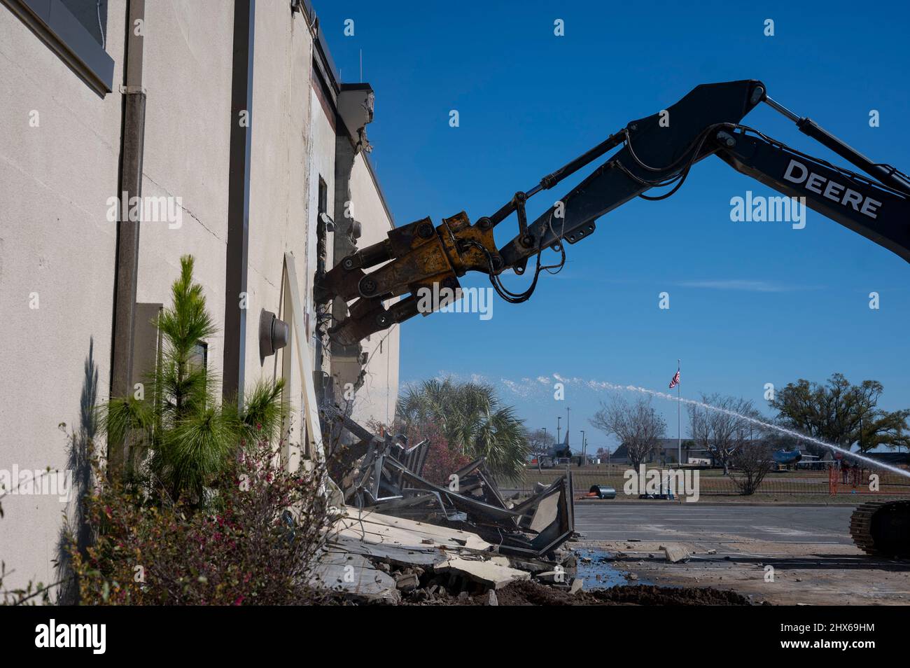 Ein Bagger wird verwendet, um mit dem Abriss des Emergency Operations Center auf der Tyndall Air Force Base, Florida, am 2. März 2022 zu beginnen. Bagger sind schwere Baumaschinen, die häufig beim Abriss von Gebäuden, beim Graben oder Bewegen großer Mengen von Schmutz und beim Beseitigen von Schutthaufen verwendet werden. (USA Luftwaffe Foto von Airman 1. Klasse Tiffany Preis) Stockfoto