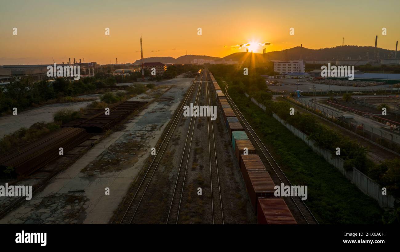 Bahnhof bei Sonnenuntergang, Cargo Container Zug am Abend Import Export benutzerdefinierte Transportkonzept. Stockfoto