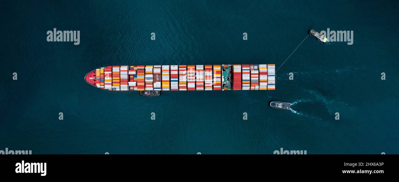 Schlepper ziehen Container Frachtschiff zu Fracht internationalen Containerhof Hafen Konzept Schifffahrt durch Sea Konzept Wartung und Versicherung Service Stockfoto