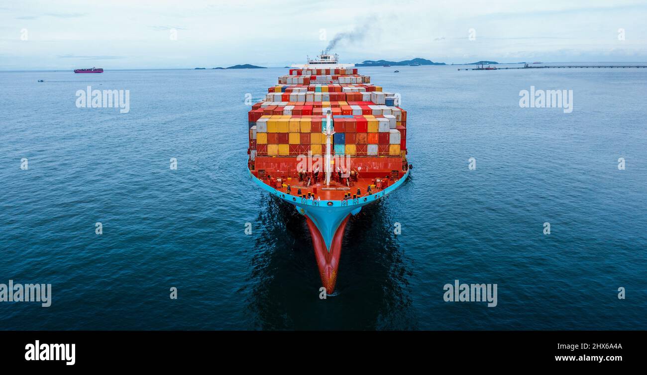 Antenne vor dem Frachtschiff, das Container transportiert und für den Export von Waren vom Güterbahnhof zum Zollfreight-Shipping mit dem Schiff läuft Stockfoto