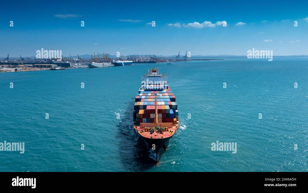 Antenne vor dem Frachtschiff, das Container transportiert und für den Export von Waren vom Güterbahnhof zum Zollfreight-Shipping mit dem Schiff läuft Stockfoto