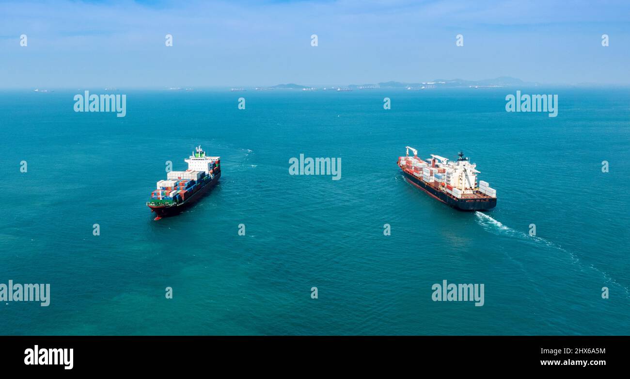 Zwei große Frachtschiffe, die in entgegengesetzter Richtung laufen, überlagern Import-Fracht-Containerservice und -Transport. Stockfoto