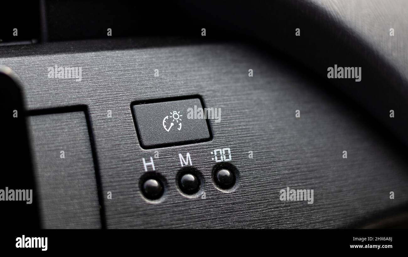 Auto Tachometer leuchtet Dimmer-Schalter und Zeiteinstellungstasten Stockfoto