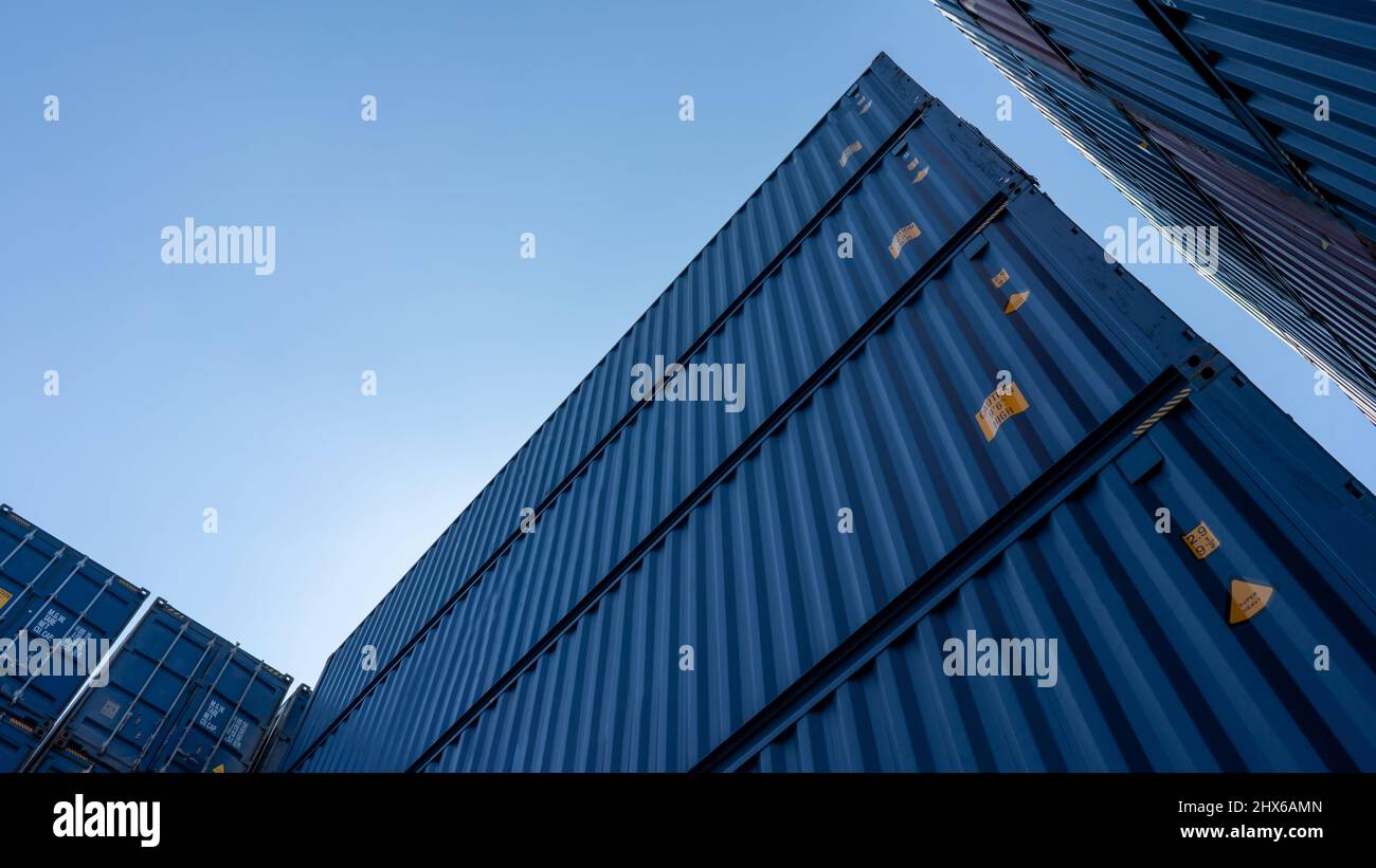 Stapel von blauen Containern Box, Cargo Frachtschiff für Import-Export-Logistik-Service und Transport Stockfoto