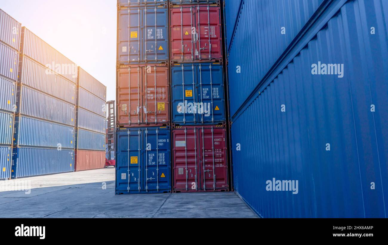 Stack Cargo Container Box, Cargo Frachtschiff für Import-Export-Logistik-Service und Transport Stockfoto