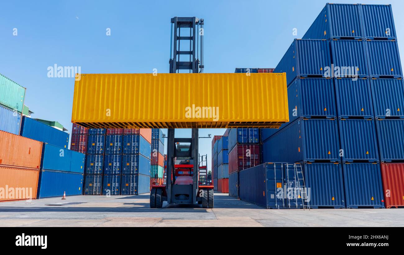Gabelstapler arbeiten im Container Cargo Yard Hafen Verladung Cargo Tank logistischen Service und Transportkonzept. Stockfoto
