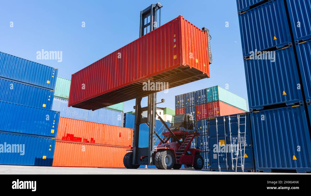 Gabelstapler arbeiten im Container Cargo Yard Hafen Verladung Cargo Tank logistischen Service und Transportkonzept. Stockfoto