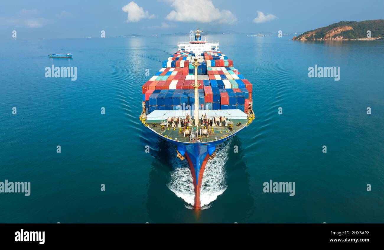 Antenne vor dem Frachtschiff, das Container transportiert und für den Export von Waren vom Güterbahnhof zum Zollfreight-Shipping mit dem Schiff läuft Stockfoto