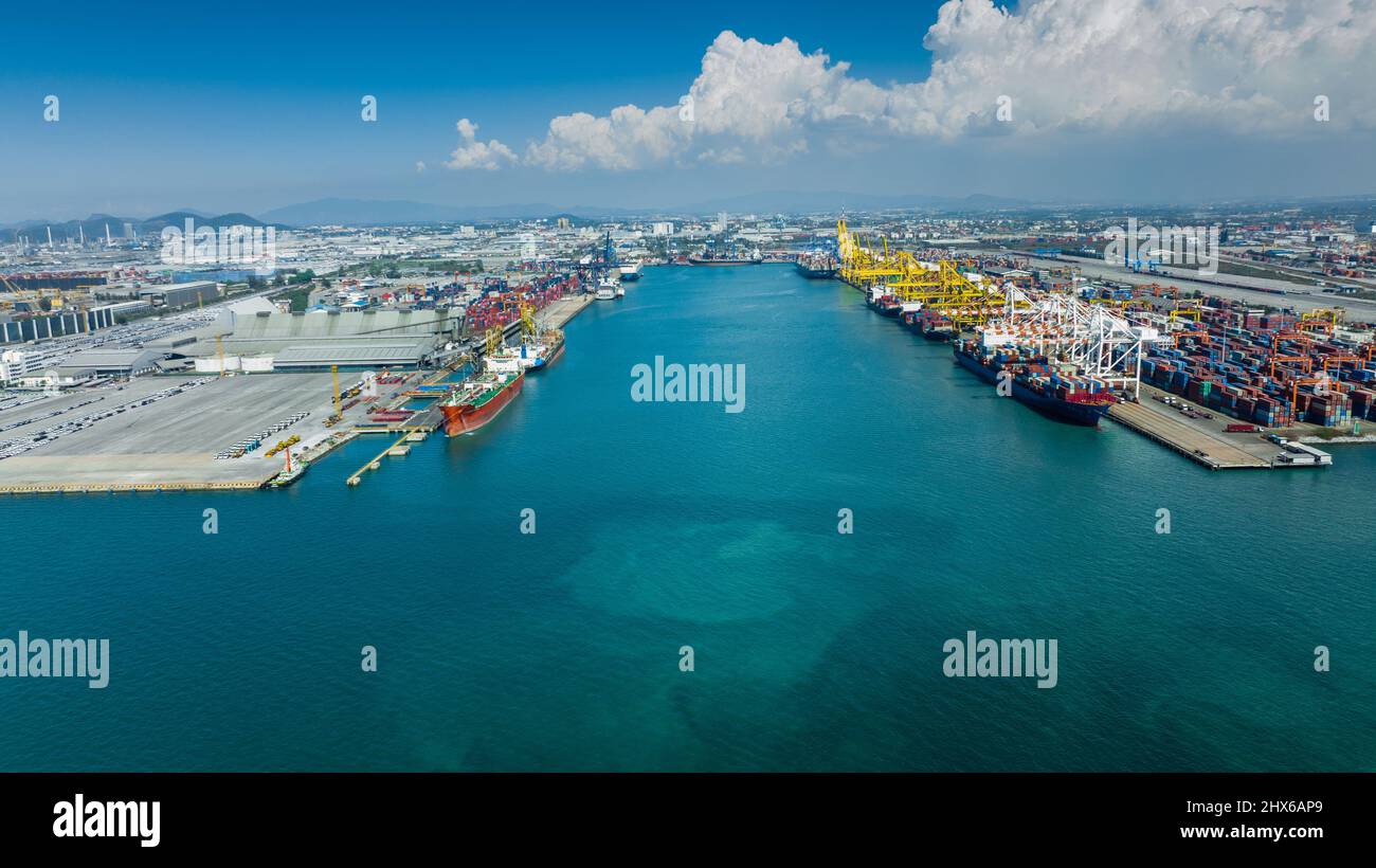 Kranverladung Frachtschiff auf Container-Seeschiff im internationalen Terminal Container Depot Hof Hafenkonzept Frachtschifffahrt per Schiff an s Stockfoto
