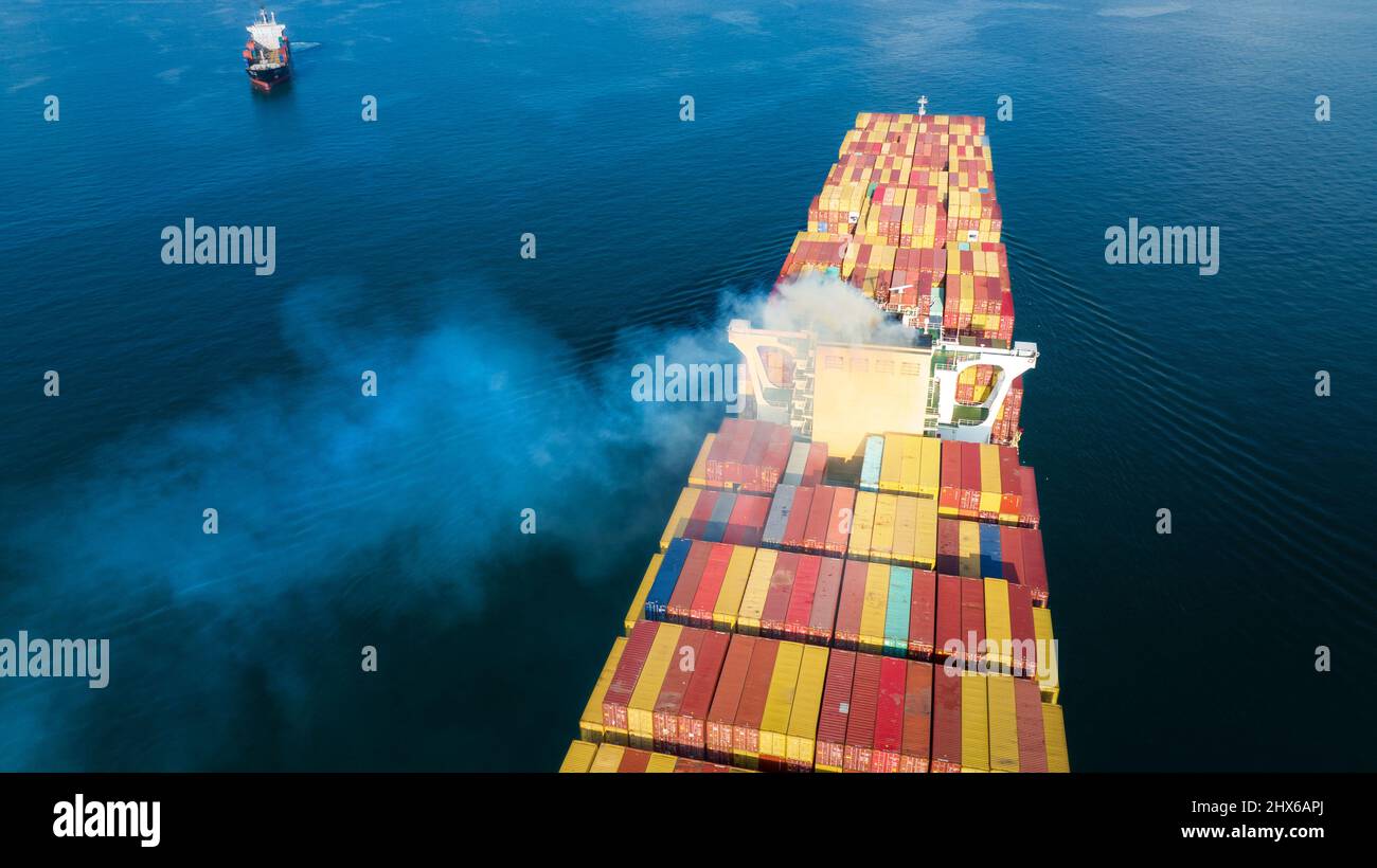 Stern des großen Frachtschiffes mit Rauch-Abgasemissionen vom Frachtschiff, Marine-Diesel enginse Abgas aus der Verbrennung. Stockfoto