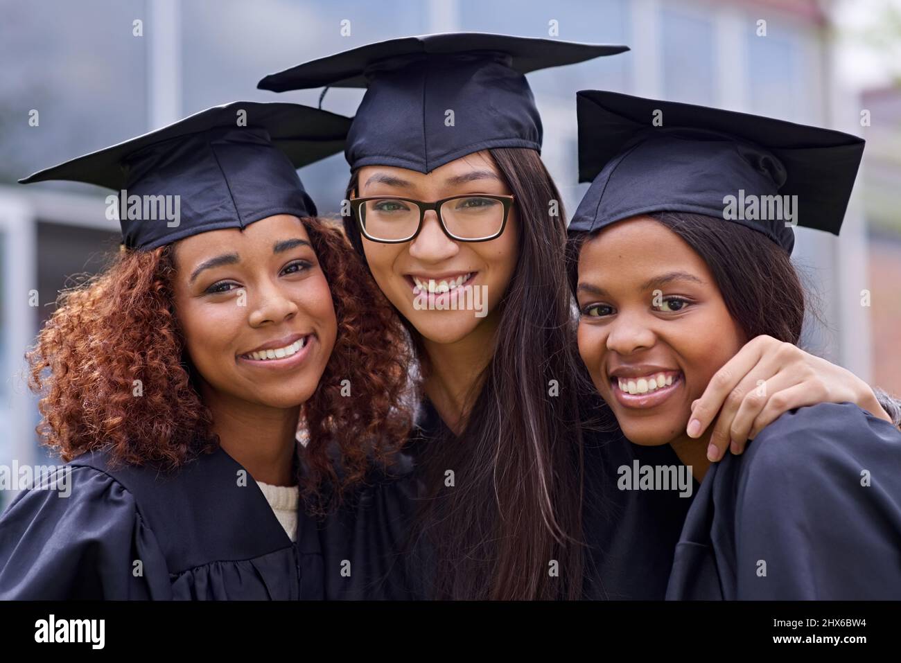 Wir haben es gemeinsam gemacht. Kurzer Schuss von drei jungen Frauen an ihrem Abschlusstag. Stockfoto