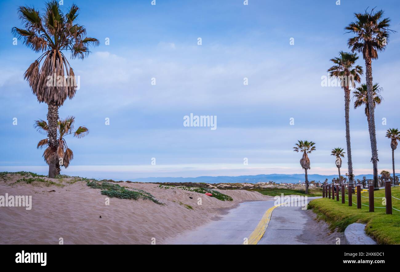 Kurvenreiche Straße zum Strand in Oxnard, Kalifornien. Stockfoto